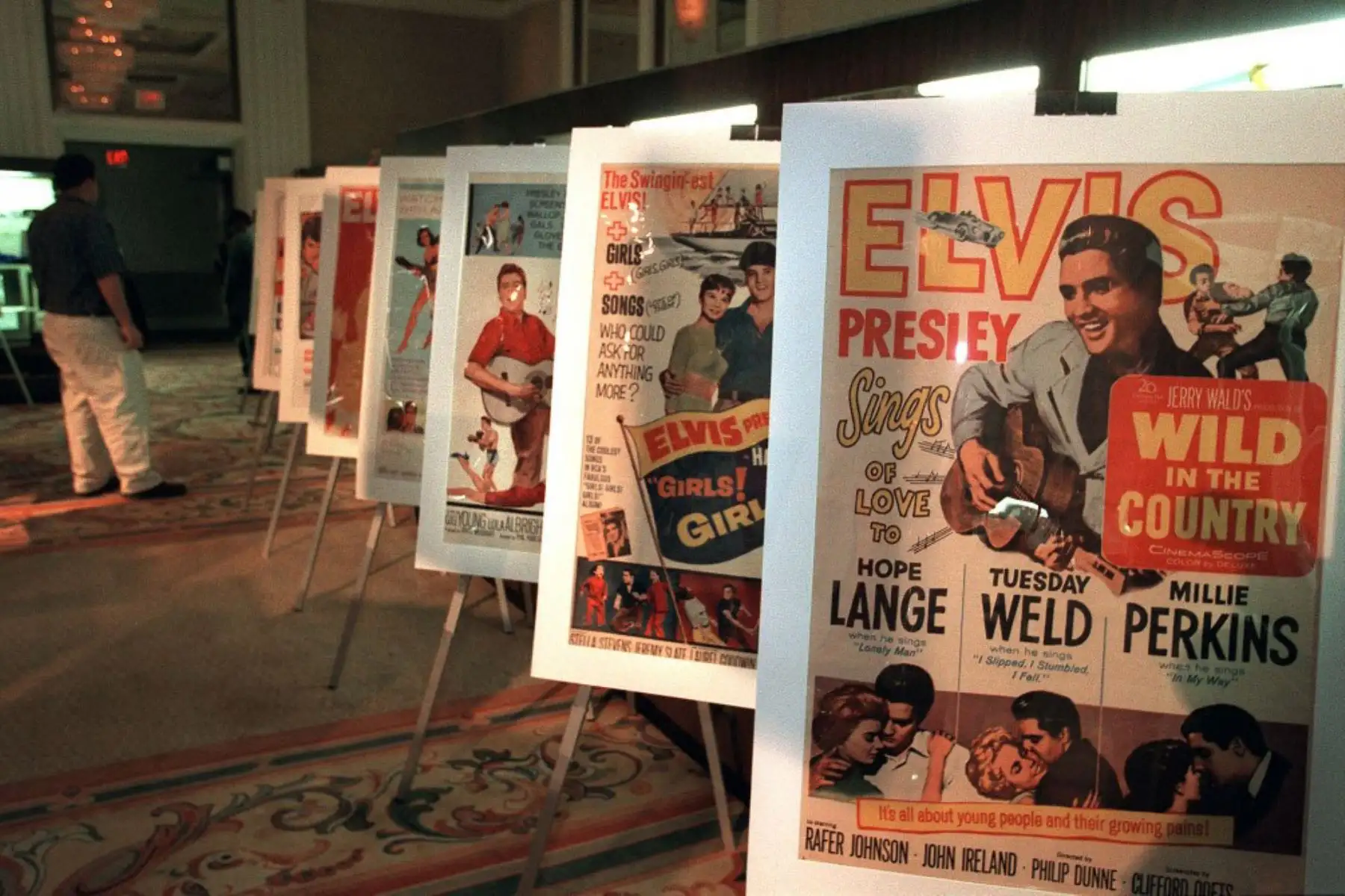 Carteles de películas con las películas de Elvis Presely en una pasarela el 30 de septiembre de 1999 en Las Vegas. Los carteles son parte de una colección de recuerdos de Elvis que se subastarán el 18 de octubre de 1999 en el MGM Grand Hotel. Foto: ANDINA/AFP