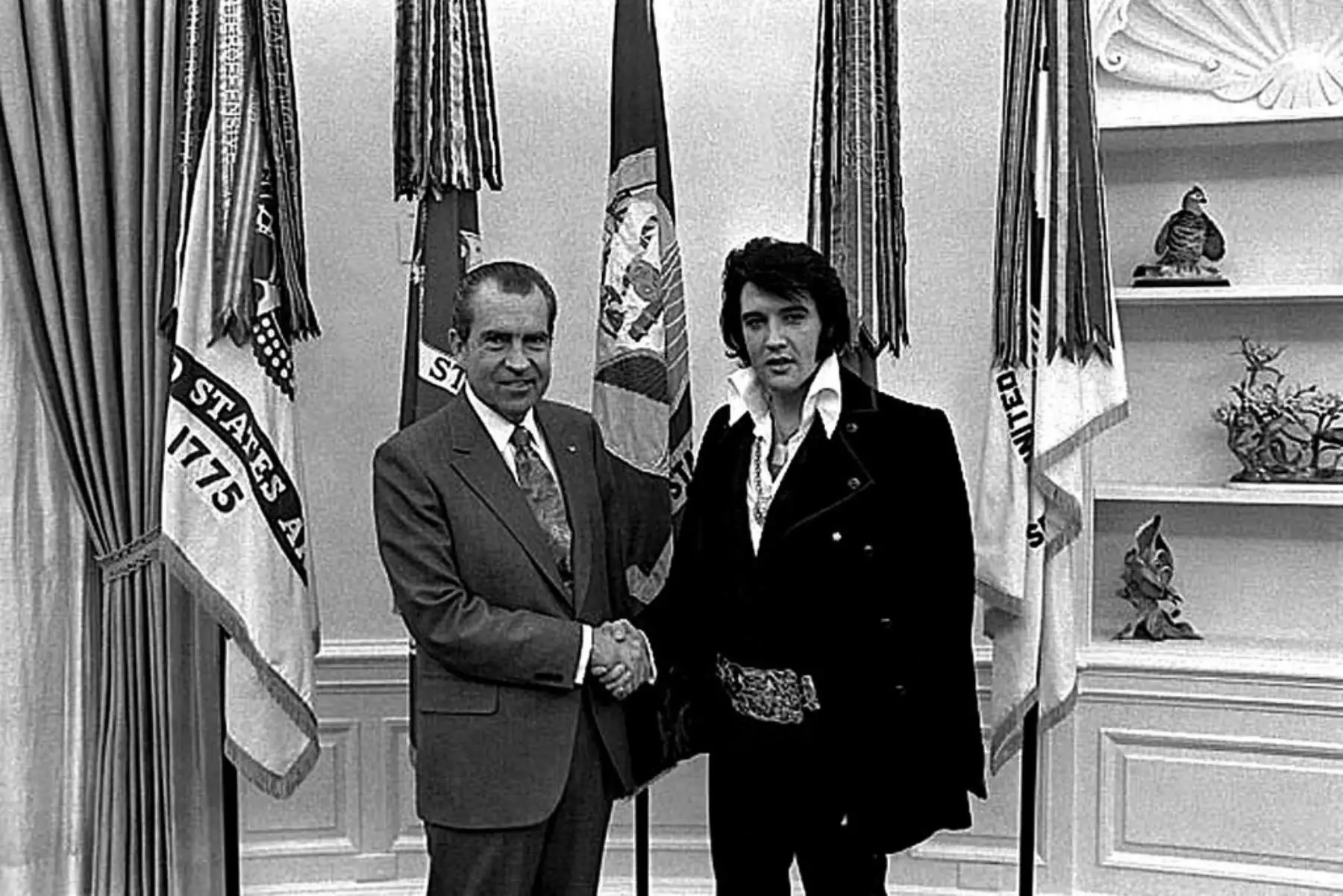 Esta foto de archivo muestra al expresidente estadounidense Richard M. Nixon  mientras le da la mano a Elvis Presley  en la Casa Blanca el 21 de diciembre de 1970 en Washington, DC. Foto: ANDINA/AFP