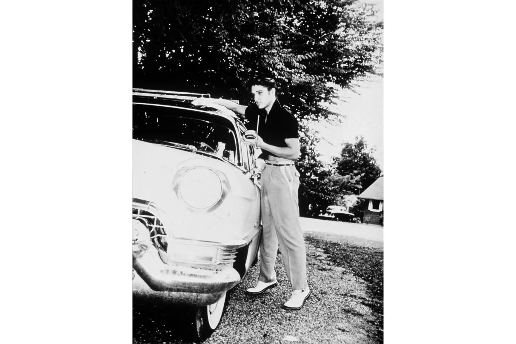 Esta foto publicada por la casa de subastas de Guernsey muestra a la estrella de rock estadounidense Elvis Presley con su Lincoln Continental de 1956 en esta foto sin fecha. Presley, nacido en Tupelo, Mississippi en 1935, murió en su casa de Memphis, Graceland, el 16 de agosto de 1977. Foto:ANDINA/AFP