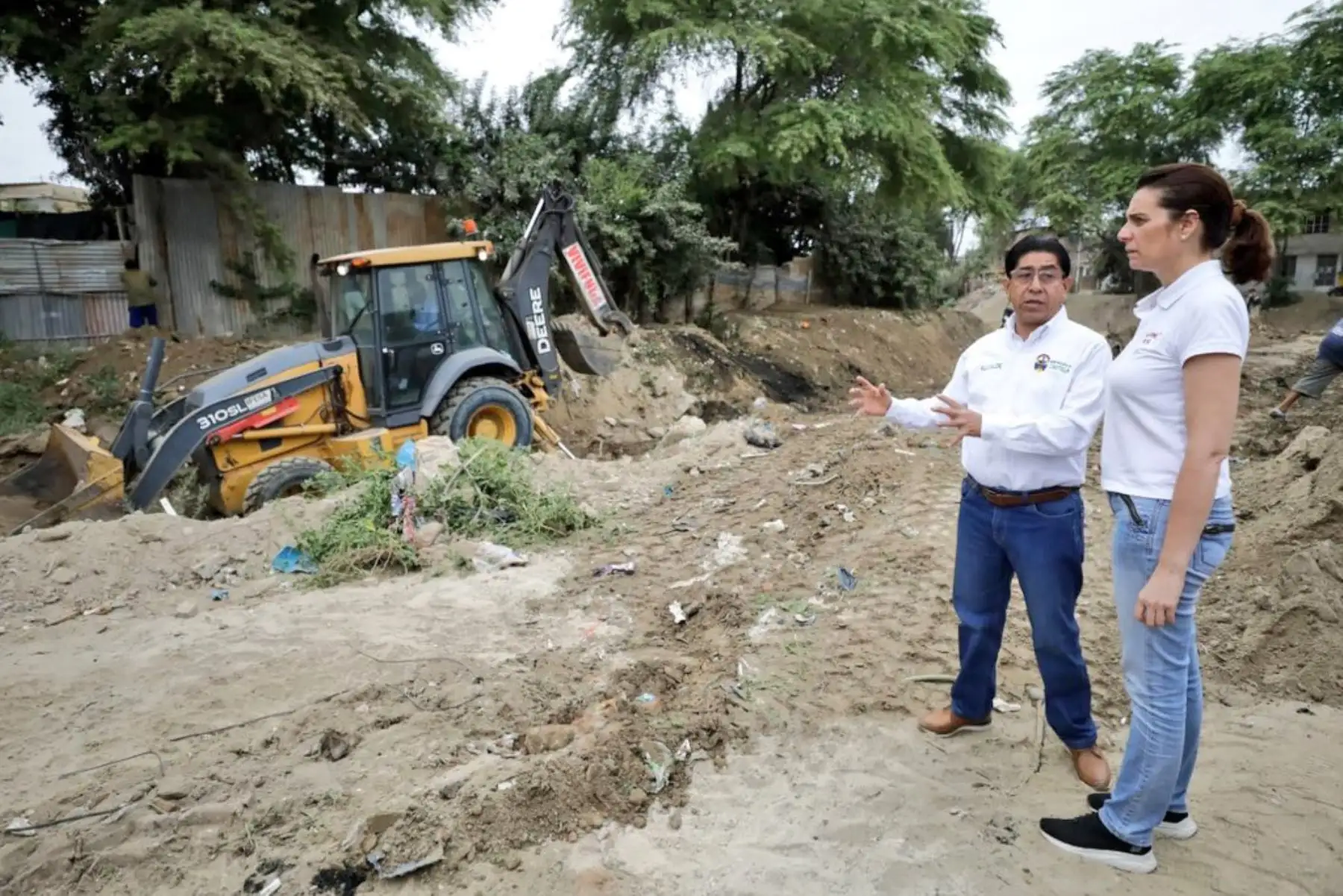 Piura: ministra Hania Pérez de Cuéllar supervisó trabajos de limpieza en quebrada El Gallo.