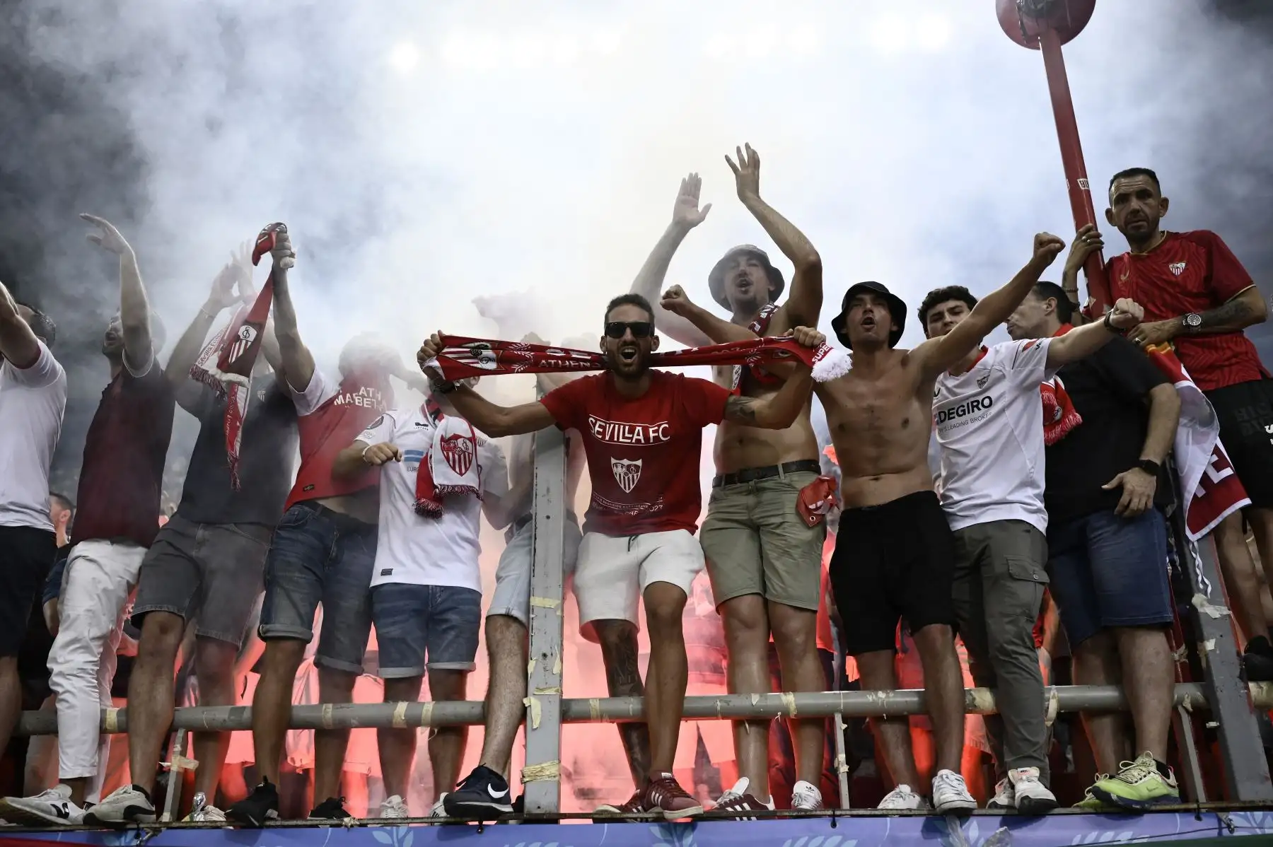 Los aficionados del Sevilla animan y apoyan a su equipo al comienzo del partido de fútbol de la Supercopa de la UEFA de 2023 entre el Manchester City y el Sevilla en el estadio Georgios Karaiskakis de El Pireo. Foto:ANDINA/ AFP