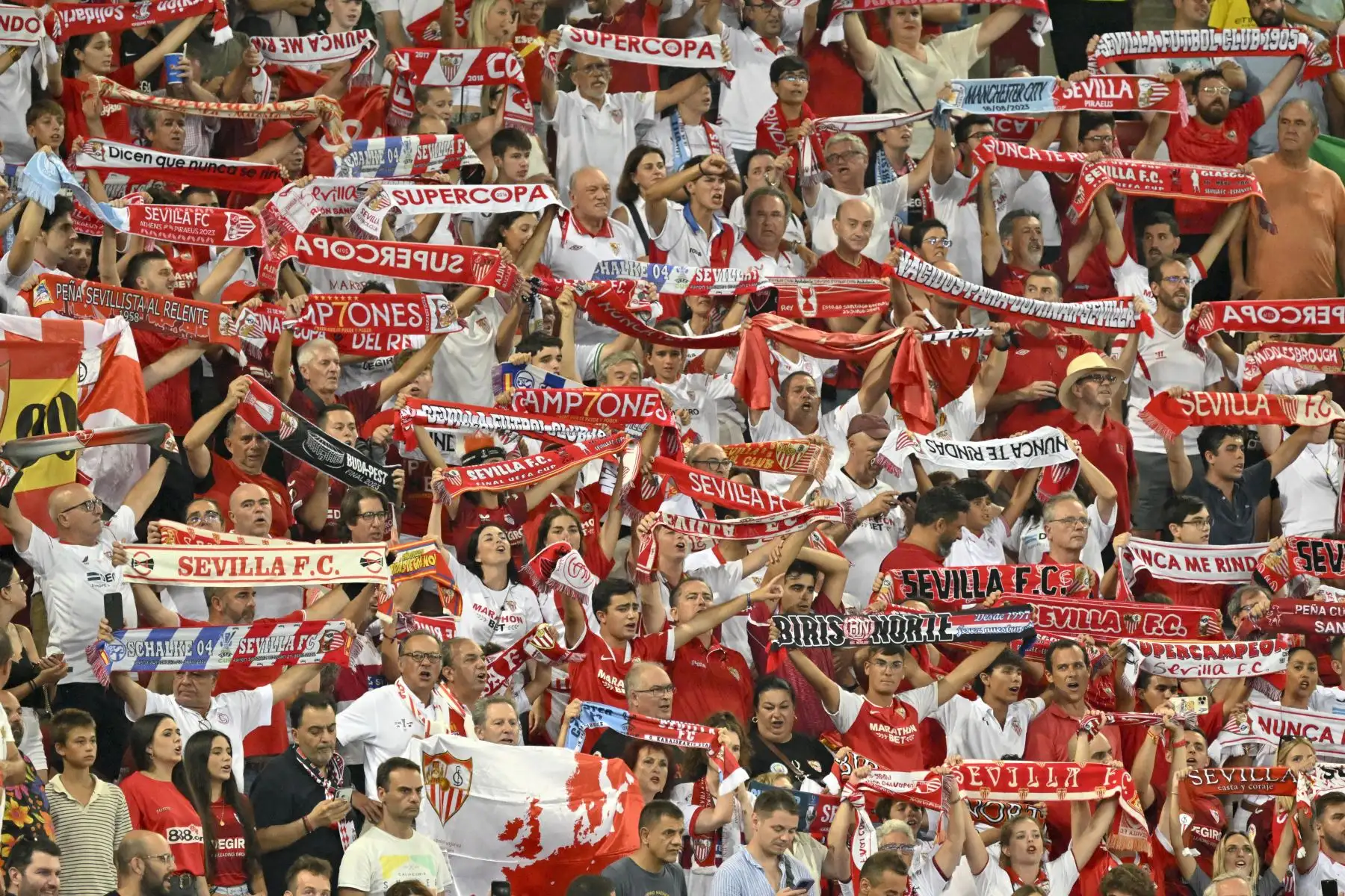 Los aficionados del Sevilla animan y apoyan a su equipo al comienzo del partido de fútbol de la Supercopa de la UEFA de 2023 entre el Manchester City y el Sevilla en el estadio Georgios Karaiskakis de El Pireo. Foto:ANDINA/ AFP