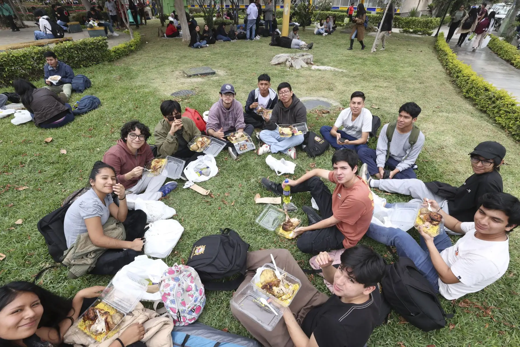 Desde muy temprano se inició la distribución del desayuno y almuerzo especial para los jóvenes estudiantes de diferentes facultades de la Universidad San Marcos. Foto: ANDINA/Juan Carlos Guzmán