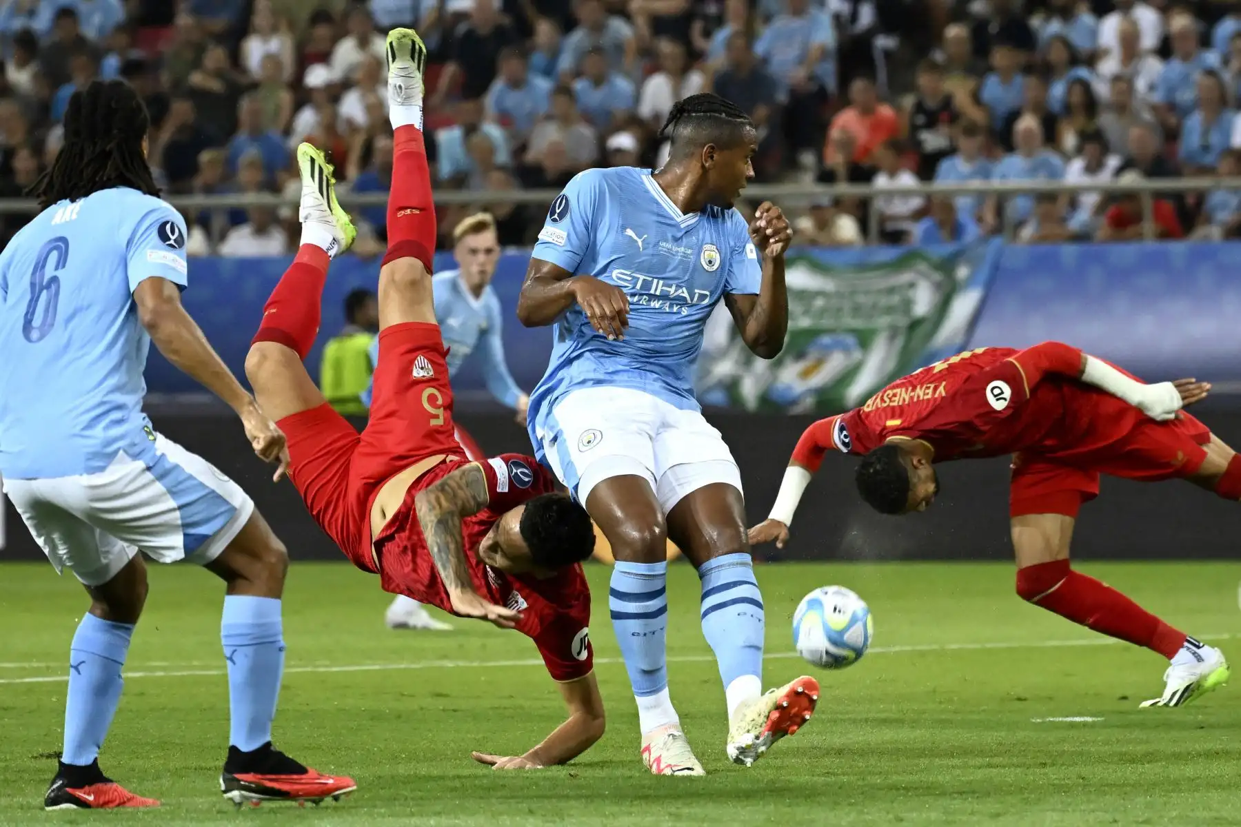 El delantero argentino 05 Lucas Ocampos del Sevilla intenta una patada desde arriba junto al defensa suizo 25 Manuel Akanji del Manchester City durante el partido de fútbol de la Supercopa de la UEFA 2023 entre el Manchester City y el Sevilla en el Estadio Georgios Karaiskakis en El Pireo. Foto:ANDINA/AFP