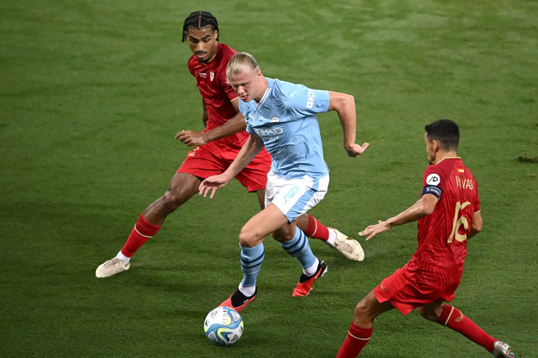 El delantero noruego del Manchester City 09 Erling Haaland controla el balón durante el partido de fútbol de la Supercopa de la UEFA de 2023 entre el Manchester City y el Sevilla en el estadio Georgios Karaiskakis de El Pireo. Foto:ANDINA/AFP