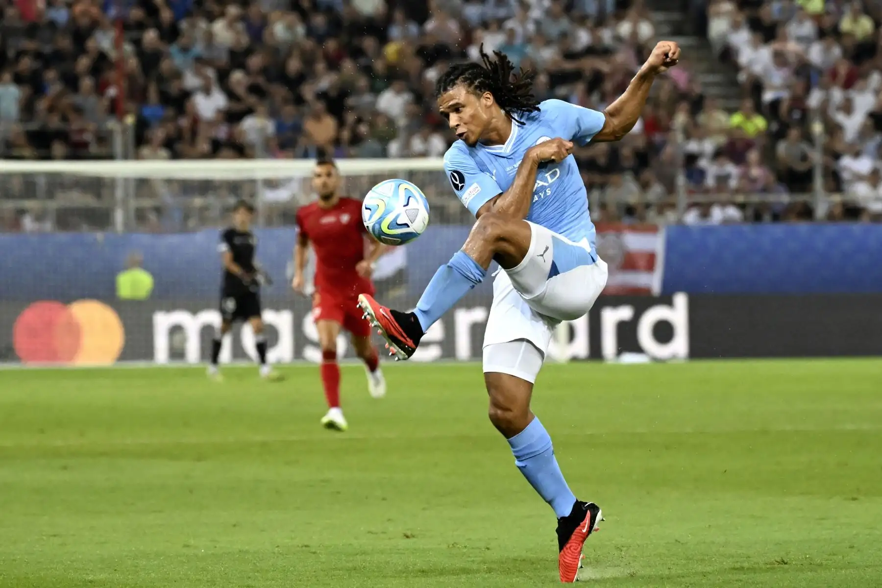 El defensor holandés del Manchester City 06 Nathan Ake controla el balón durante el partido de fútbol de la Supercopa de la UEFA de 2023 entre el Manchester City y el Sevilla en el estadio Georgios Karaiskakis de El Pireo. Foto:ANDINA/AFP
