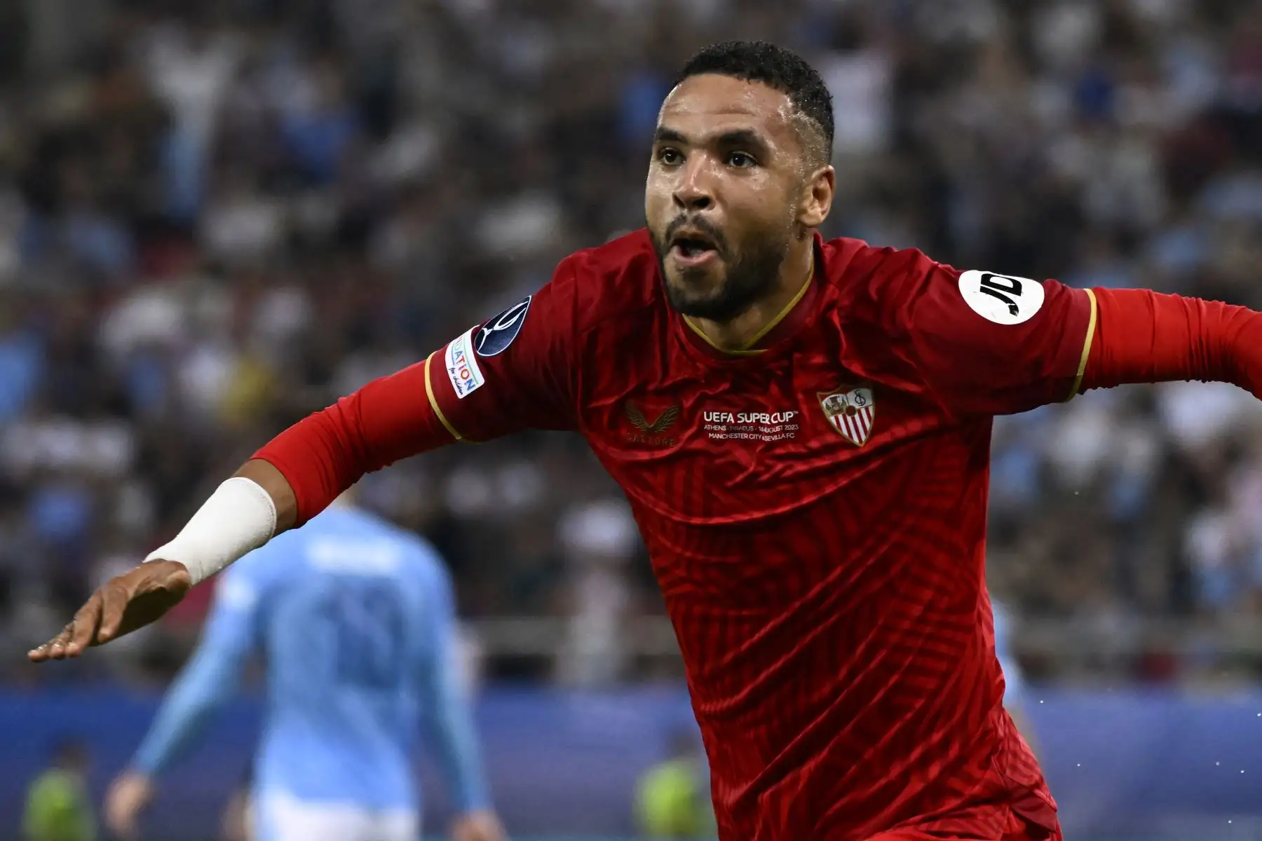 El delantero marroquí 15 del Sevilla, Youssef En-Nesyri, celebra marcar el primer gol de su equipo durante el partido de fútbol de la Supercopa de la UEFA de 2023 entre el Manchester City y el Sevilla en el estadio Georgios Karaiskakis de El Pireo. Foto:ANDINA/AFP