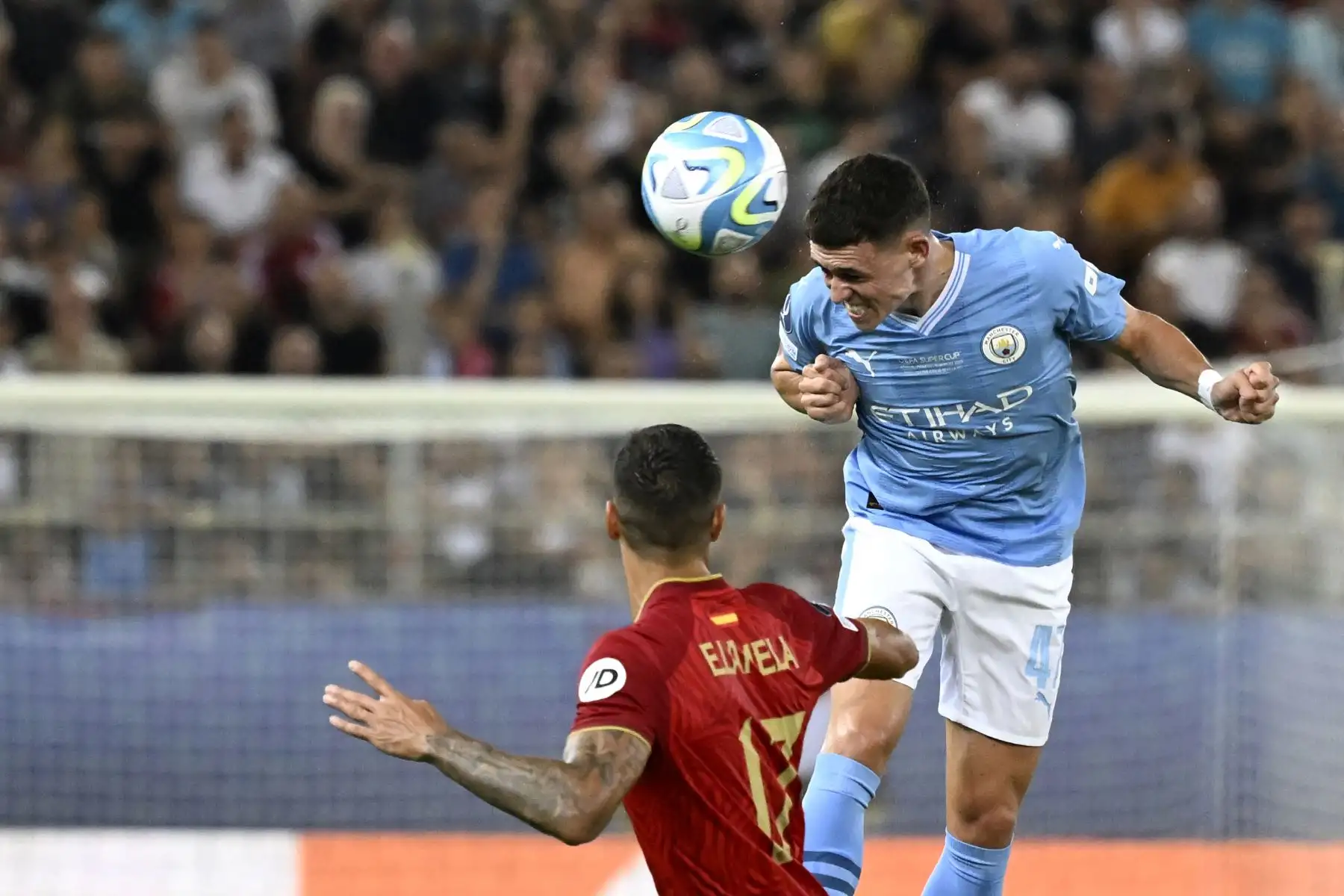 El mediocampista inglés del Manchester City 47 Phil Foden encabeza el balón durante el partido de fútbol de la Supercopa de la UEFA de 2023 entre el Manchester City y el Sevilla en el estadio Georgios Karaiskakis de El Pireo. Foto:ANDINA/AFP