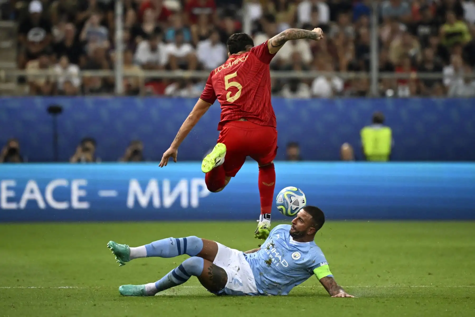 El defensor inglés de Manchester City 02 Kyle Walker intenta enfrentarse al delantero argentino de Sevilla 05 Lucas Ocampos durante el partido de fútbol de la Supercopa de la UEFA de 2023 entre Manchester City y Sevilla en el estadio Georgios Karaiskakis de El Pireo. Foto:ANDINA/AFP