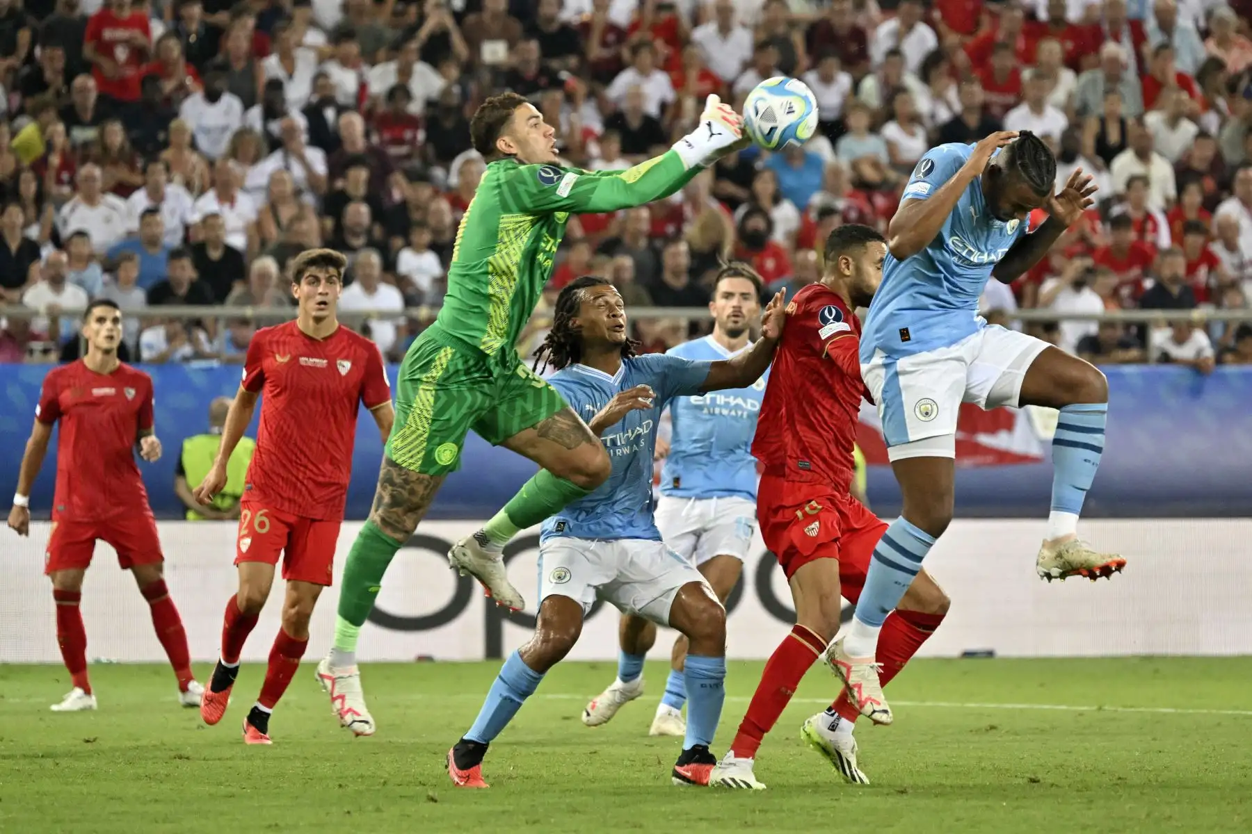 El portero brasileño 31 Ederson del Manchester City golpea el balón durante el partido de fútbol de la Supercopa de la UEFA de 2023 entre el Manchester City y el Sevilla en el estadio Georgios Karaiskakis de El Pireo. Foto:ANDINA/AFP
