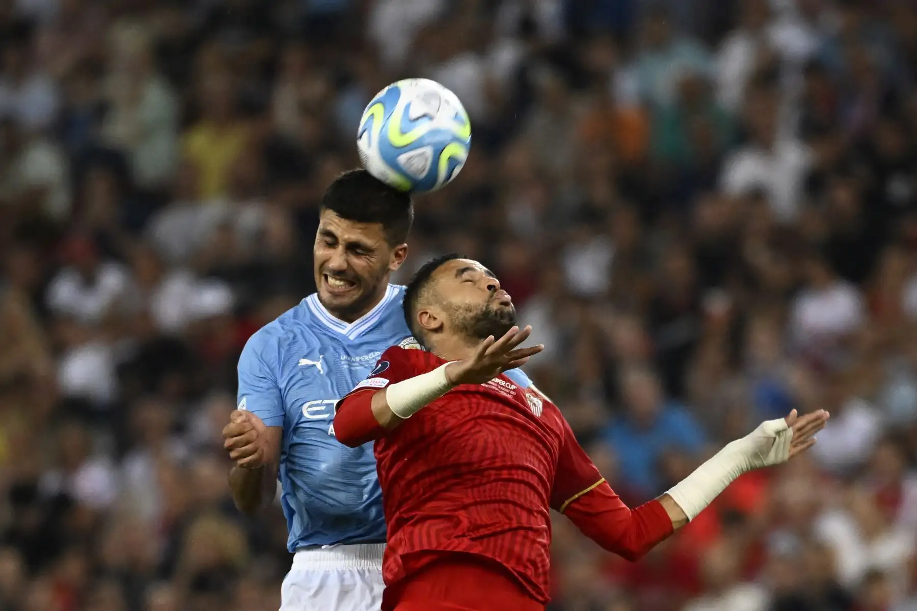 El defensor croata 24 Josko Gvardiol del Manchester City encabeza el balón junto al delantero marroquí 15 del Sevilla Youssef En-Nesyri durante el partido de fútbol de la Supercopa de la UEFA 2023 entre el Manchester City y el Sevilla en el Estadio Georgios Karaiskakis en El Pireo. Foto:ANDINA/AFP