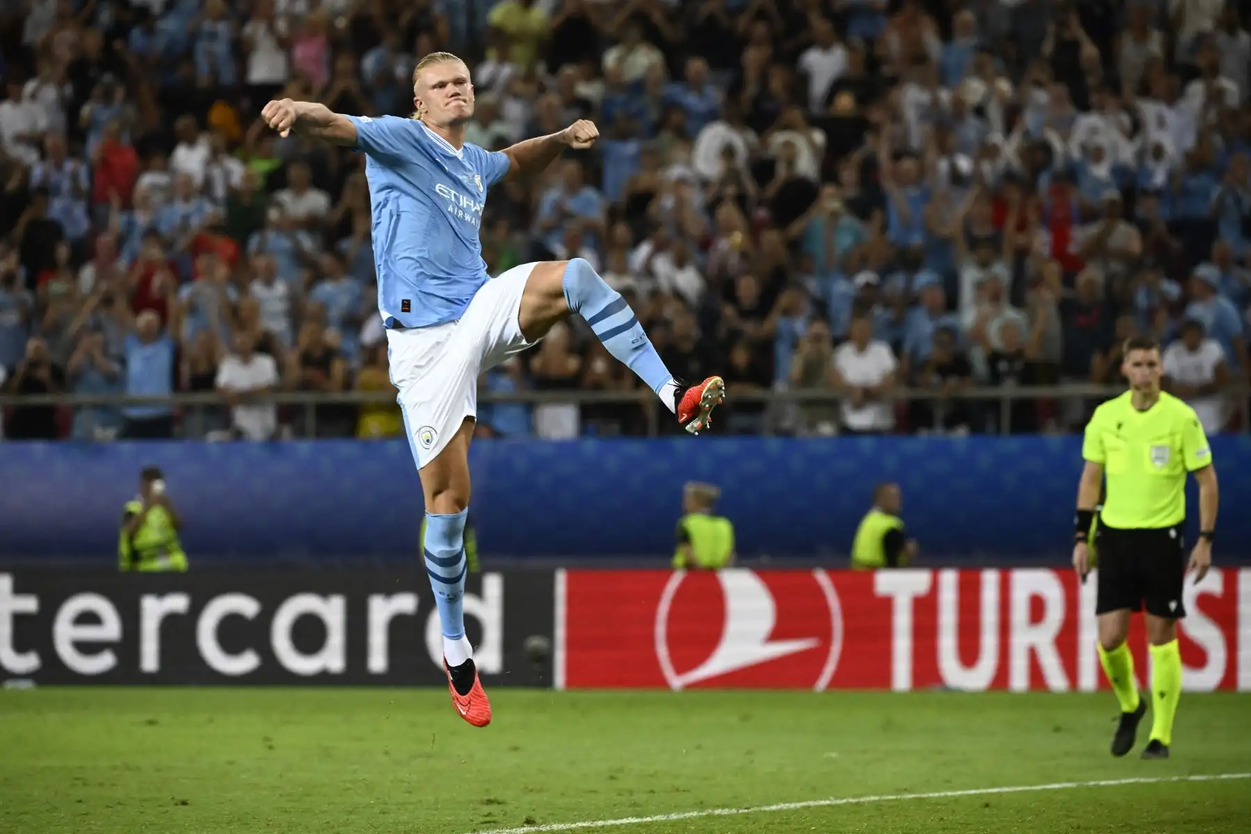 El delantero noruego del Manchester City 09 Erling Haaland celebra después de marcar un gol durante la tanda de penaltis del partido de fútbol de la Supercopa de la UEFA de 2023 entre el Manchester City y el Sevilla en el estadio Georgios Karaiskakis de El Pireo. Foto:ANDINA/ AFP