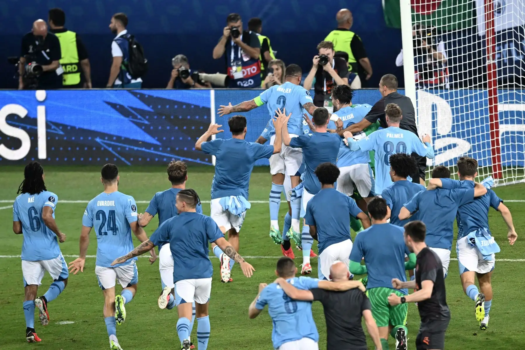 Los jugadores del Manchester City celebran después de ganar el partido de fútbol de la Supercopa de la UEFA de 2023 entre el Manchester City y el Sevilla en el estadio Georgios Karaiskakis de El Pireo. Foto:ANDINA/ AFP