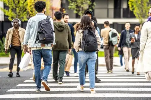 Recomiendan cruzar la calle, utilizando solo los cruces y pasos de cebra. Hacerlo después de haber comprobado que no pasará ningún vehículo cerca.  ANDINA/ Internet.