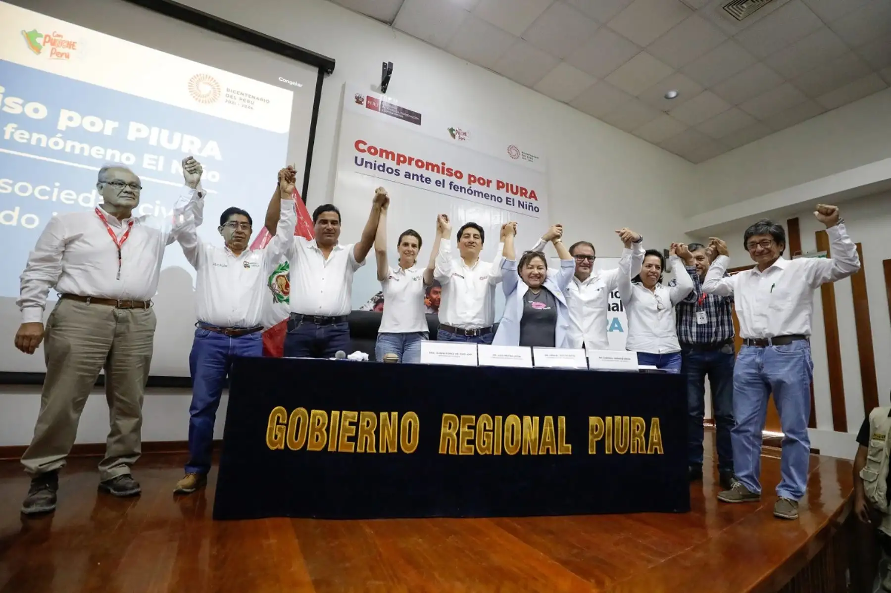 La ministra de Vivienda, Construcción y Saneamiento, Hania Pérez de Cuéllar, junto con las autoridades regionales y locales de Piura, firmaron un compromiso de trabajo coordinado ante el fenómeno de El Niño. Foto: Cortesía.