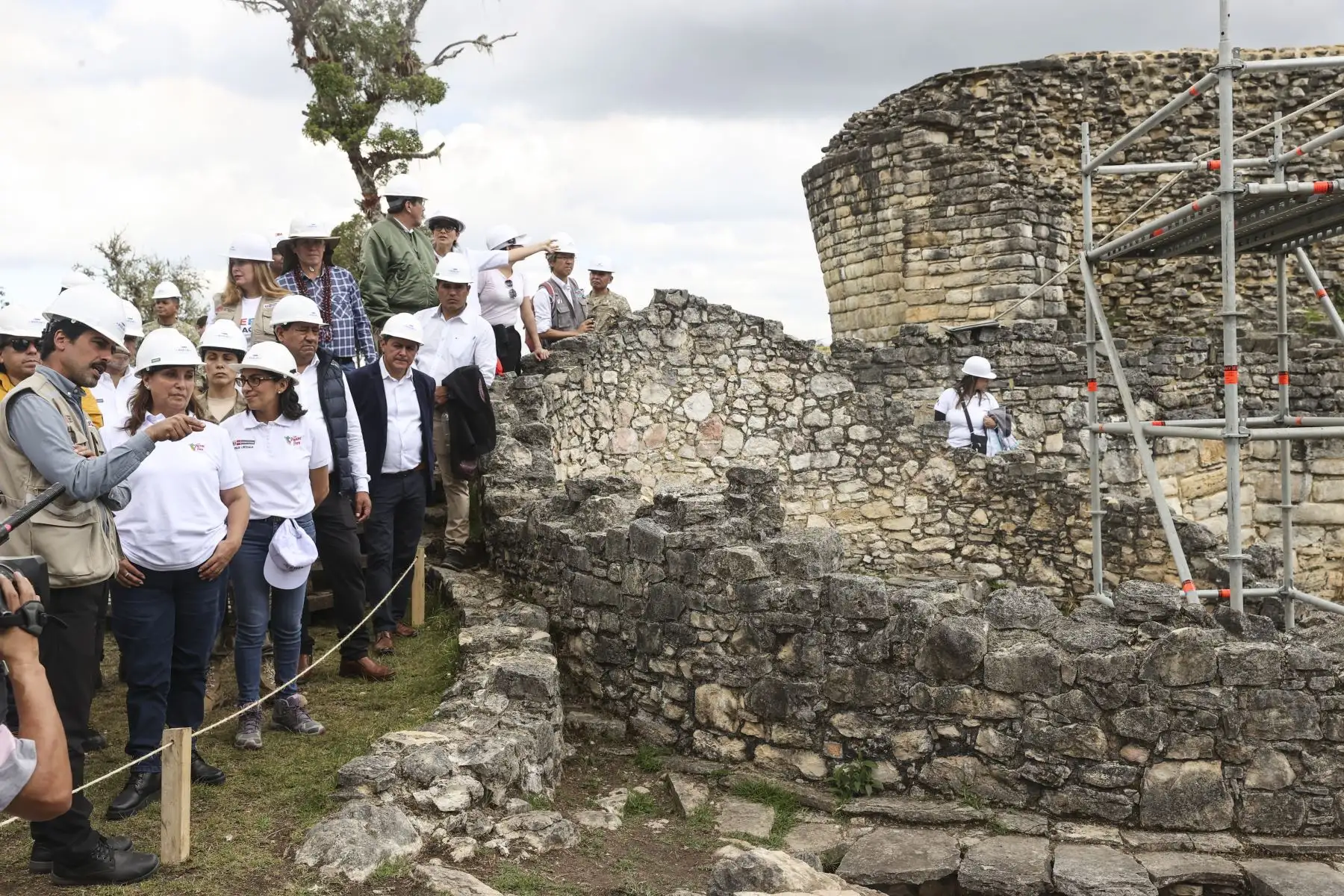 La presidenta Dina Boluarte, participó en la reapertura de la fortaleza Kuélap, que dinamizará la economía del distrito de Tingo y de la región Amazonas. En esta ceremonia, la mandataria estuvo acompañada por el jefe del Gabinete Ministerial, Alberto Otárola; los titulares de Defensa, Jorge Chávez; de Comercio Exterior y Turismo,  Juan Carlos Mathews; de Cultura, Leslie Urteaga, y del Ambiente, Albina Ruiz, así como por el gobernador regional de Amazonas, Gilbert Horna. 
 Foto: ANDINA/Presidencia Perú