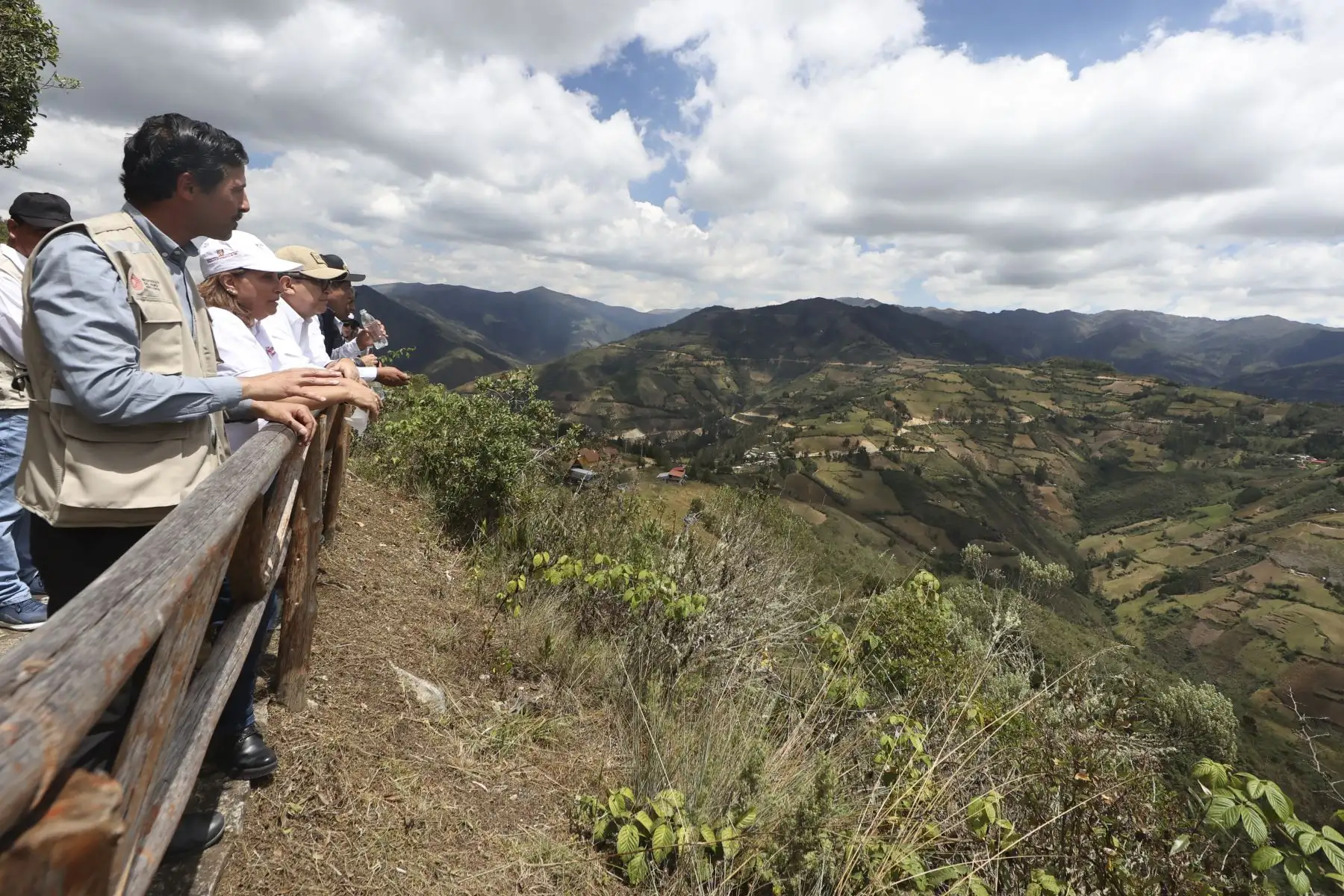 La presidenta Dina Boluarte, participó en la reapertura de la fortaleza Kuélap, que dinamizará la economía del distrito de Tingo y de la región Amazonas. En esta ceremonia, la mandataria estuvo acompañada por el jefe del Gabinete Ministerial, Alberto Otárola; los titulares de Defensa, Jorge Chávez; de Comercio Exterior y Turismo,  Juan Carlos Mathews; de Cultura, Leslie Urteaga, y del Ambiente, Albina Ruiz, así como por el gobernador regional de Amazonas, Gilbert Horna. 
 Foto: ANDINA/Presidencia Perú