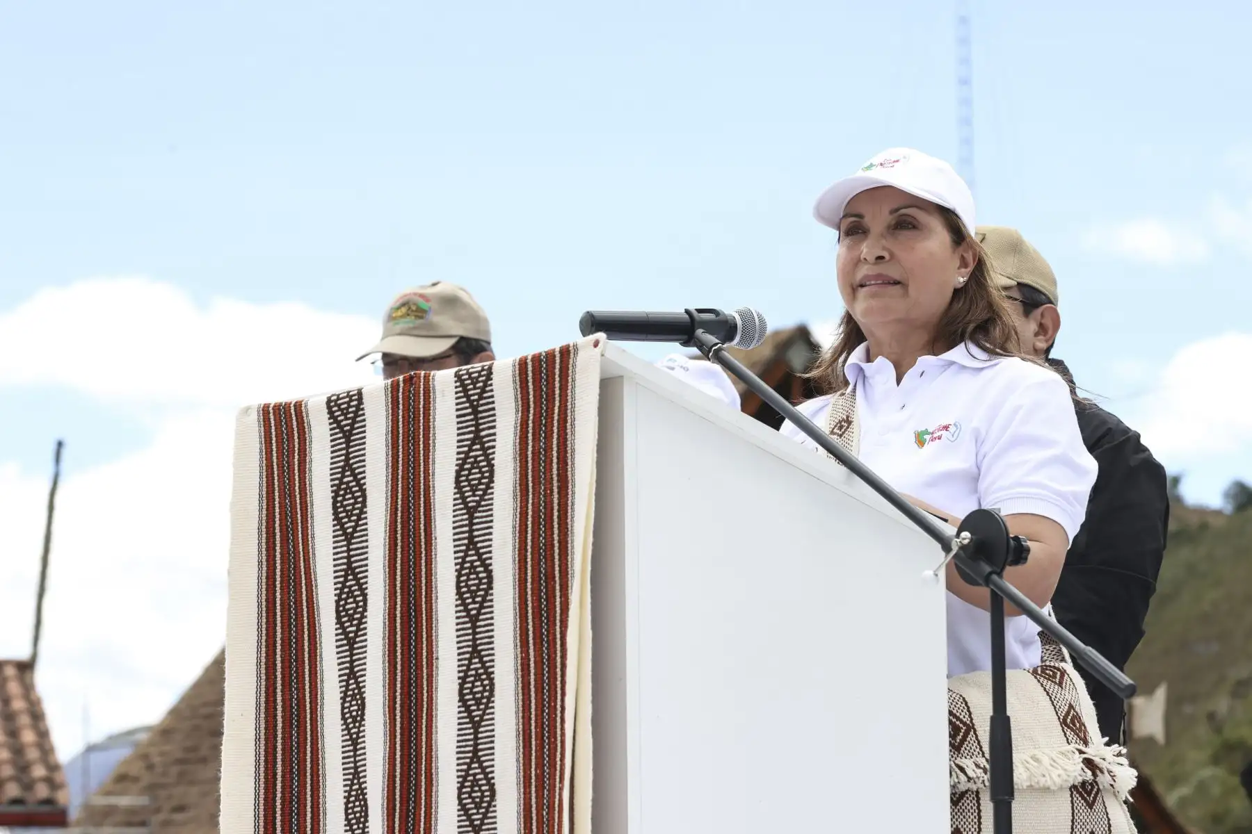 La presidenta Dina Boluarte, participó en la reapertura de la fortaleza Kuélap, que dinamizará la economía del distrito de Tingo y de la región Amazonas. En esta ceremonia, la mandataria estuvo acompañada por el jefe del Gabinete Ministerial, Alberto Otárola; los titulares de Defensa, Jorge Chávez; de Comercio Exterior y Turismo,  Juan Carlos Mathews; de Cultura, Leslie Urteaga, y del Ambiente, Albina Ruiz, así como por el gobernador regional de Amazonas, Gilbert Horna. 
 Foto: ANDINA/Presidencia Perú