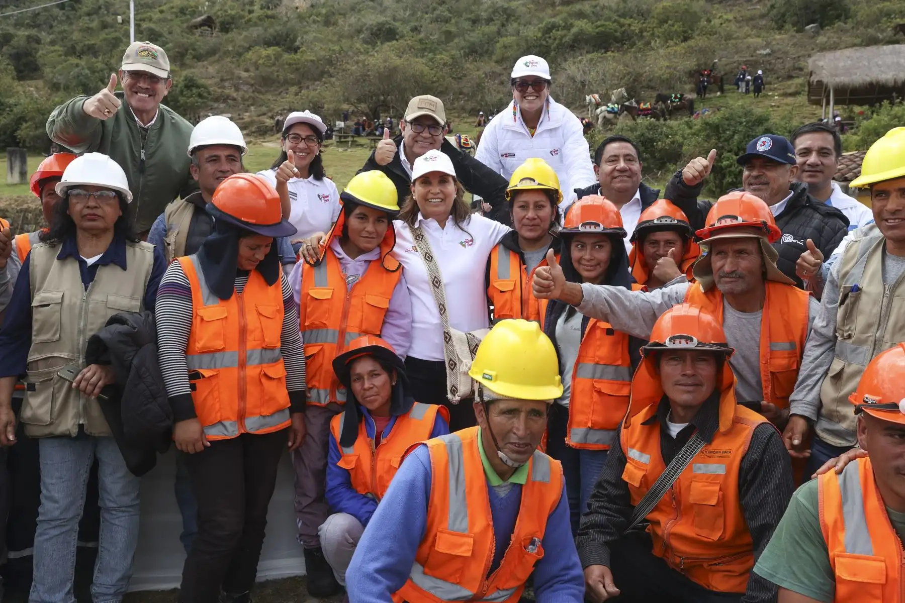 La presidenta Dina Boluarte, participó en la reapertura de la fortaleza Kuélap, que dinamizará la economía del distrito de Tingo y de la región Amazonas. En esta ceremonia, la mandataria estuvo acompañada por el jefe del Gabinete Ministerial, Alberto Otárola; los titulares de Defensa, Jorge Chávez; de Comercio Exterior y Turismo,  Juan Carlos Mathews; de Cultura, Leslie Urteaga, y del Ambiente, Albina Ruiz, así como por el gobernador regional de Amazonas, Gilbert Horna. 
 Foto: ANDINA/Presidencia Perú