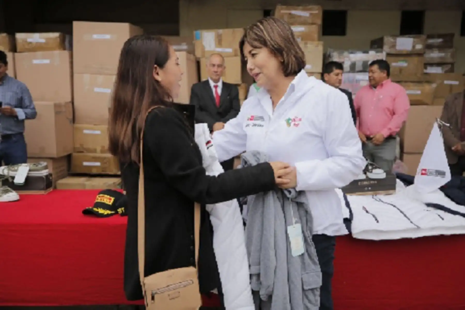 El apoyo consiste en artículos de primera necesidad, ropa, calzado, casacas, gorras y toallas.
