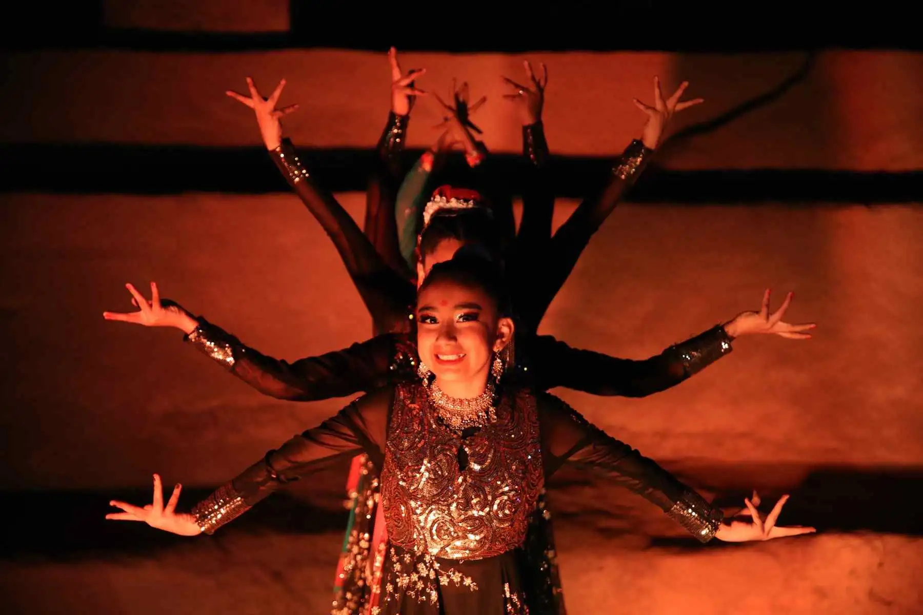 Bailarinas interpretan una danza tradicional india durante un acto con motivo de la conmemoración de la independencia de ese país asiático. Foto: EFE