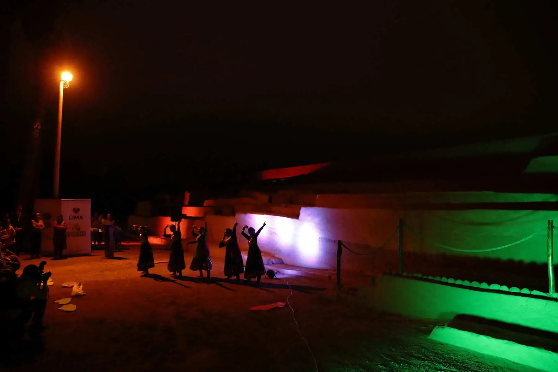 Lima iluminó un yacimiento prehispánico en el distrito de San Miguel con los colores de la bandera de la India para celebrar los 76 años de su independencia en un acto en el que se homenajeó la cultura del país asiático y sus lazos con Perú. Foto: EFE