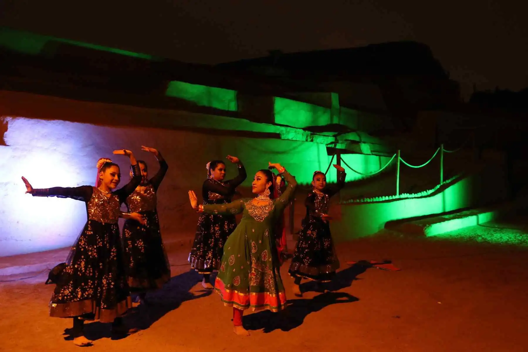 60 años del inicio de las relaciones diplomáticas entre Perú e India, se iluminó la noche de este miércoles con los colores de la bandera tricolor de la India, naranja, blanco y verde, la zona arqueológica de la Huaca San Miguel. Foto: EFE
