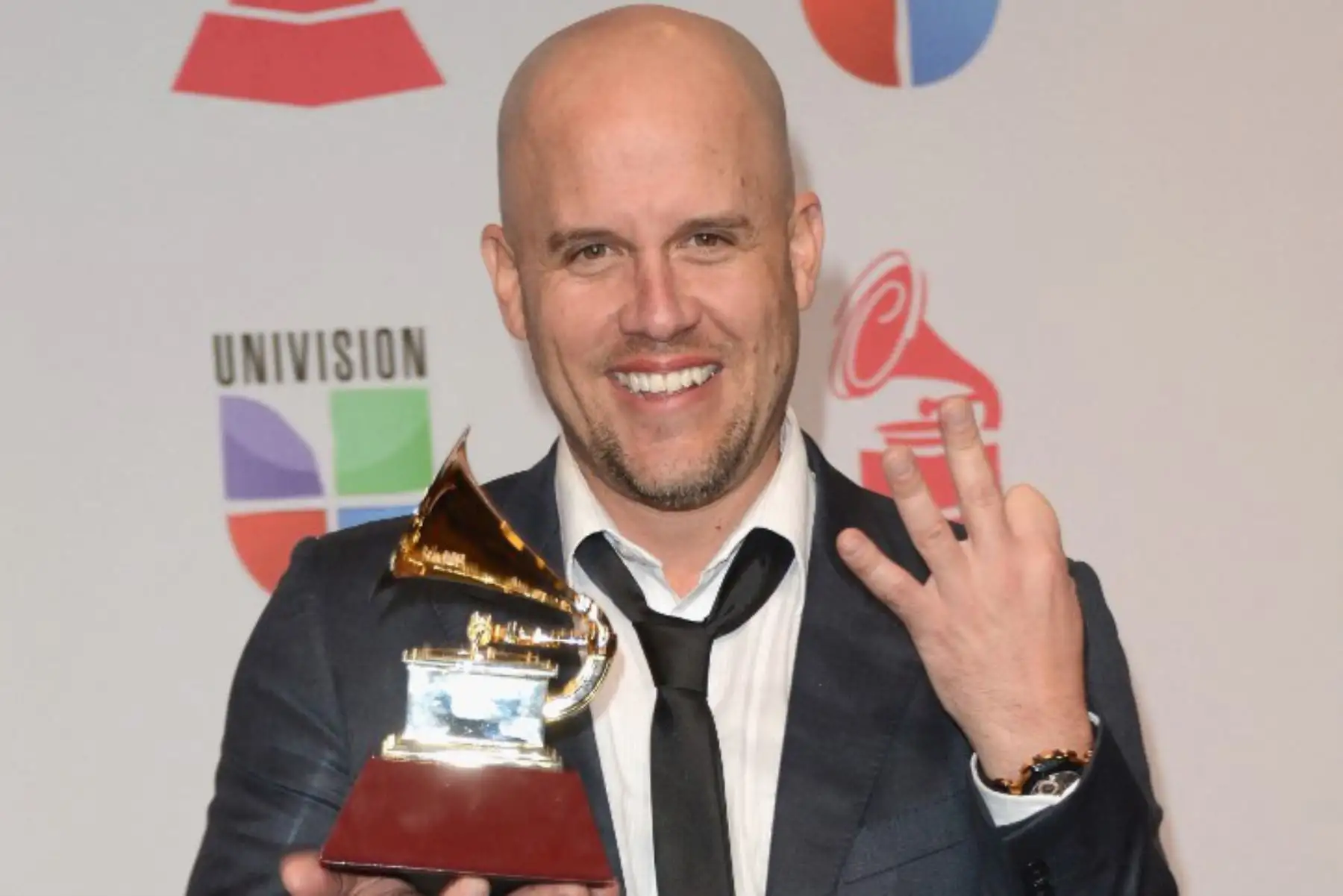 El cantante Gian Marco posa con el premio al Mejor Álbum de Cantautor en la sala de prensa durante la 13.ª entrega anual del Latin GRAMMY celebrada en el Mandalay Bay Events Center el 15 de noviembre de 2012 en Las Vegas, Nevada. Foto: AFP