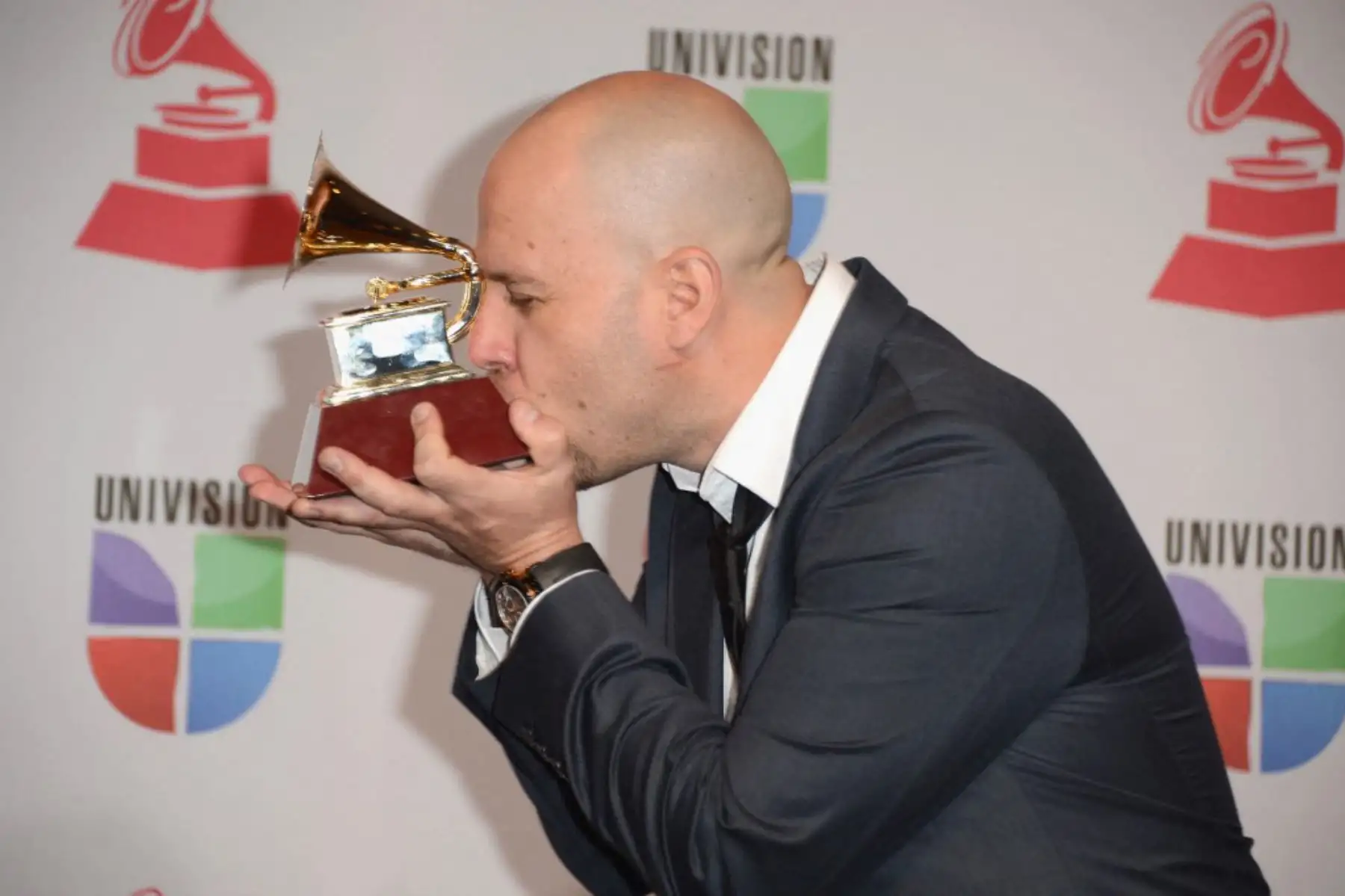 El cantante Gian Marco posa con el premio al Mejor Álbum de Cantautor en la sala de prensa durante la 13.ª entrega anual del Latin GRAMMY celebrada en el Mandalay Bay Events Center el 15 de noviembre de 2012 en Las Vegas, Nevada. Foto: AFP