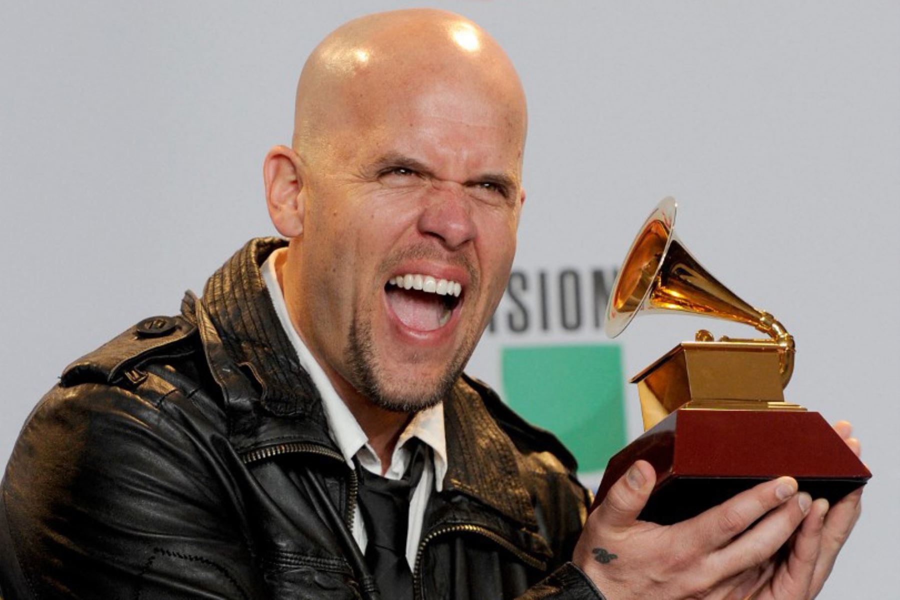 El cantante Gian Marco posa con el premio al Mejor Álbum de Cantautor en la sala de prensa durante la 13.ª entrega anual del Latin GRAMMY celebrada en el Mandalay Bay Events Center el 15 de noviembre de 2012 en Las Vegas, Nevada. Foto: AFP