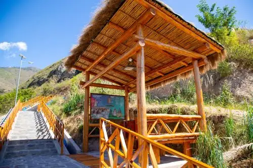 "Escalinatas para acceso a Tingo", en Amazonas.