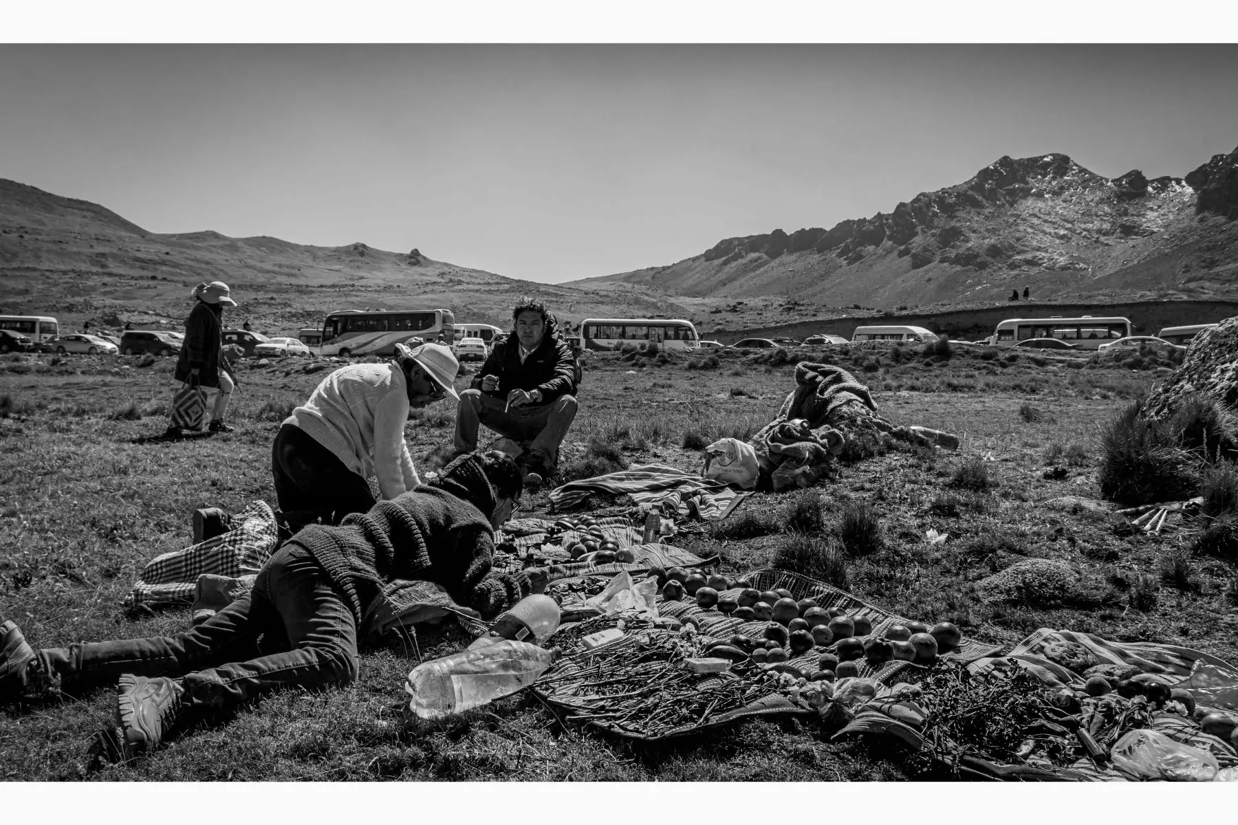 El día empieza tendiendo la mesa con las mejores cosechas  para el apu Huaytapallana. Foto: Javier Ninanya