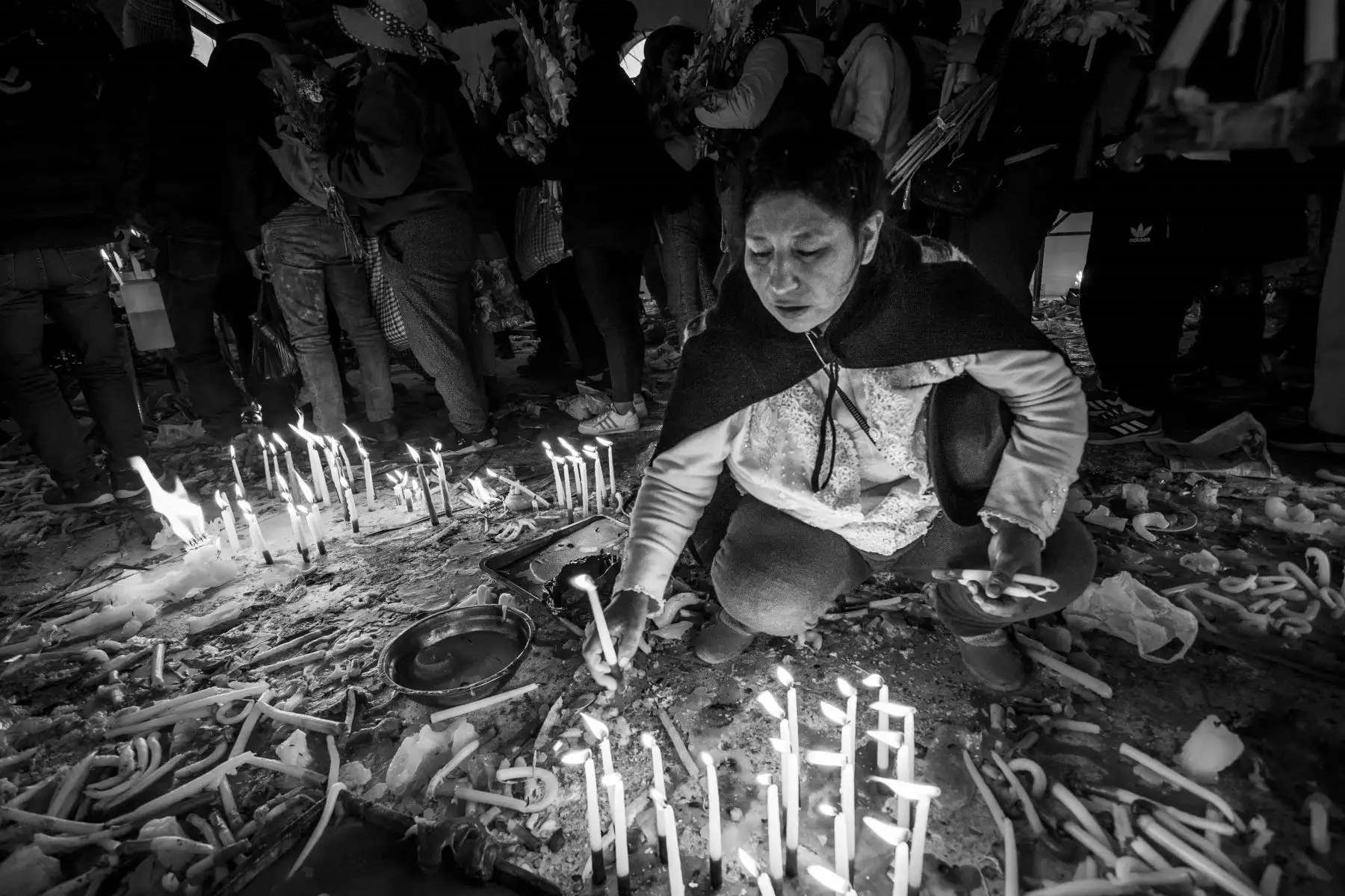 Las velas son los puentes más comunes para concertar con el tayta Sahnati. Foto: Javier Ninanya