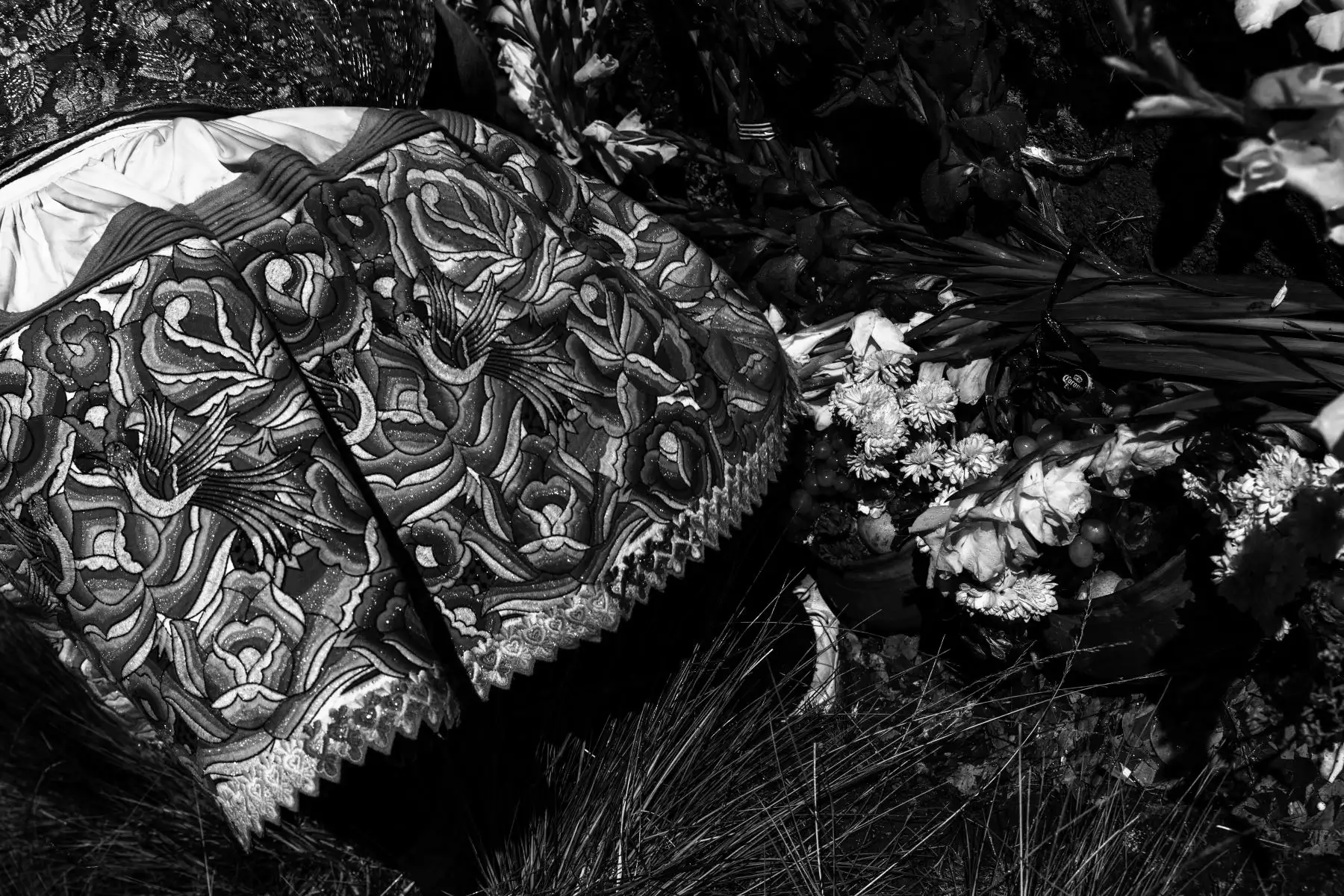 Las flores se mezclan con las polleras de las mujeres llegadas de todo el Valle del Mantaro.  Foto: Yershon Vilca
