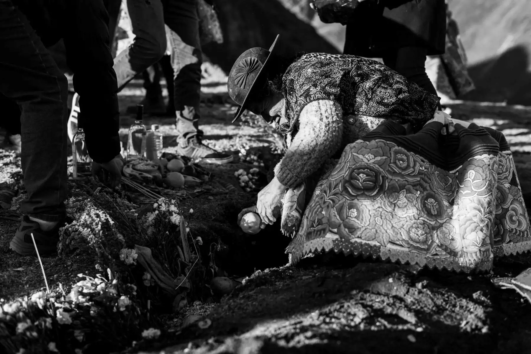 Para congraciarse con el apu y para que se multiplique el ganado, las ofrendas deben ser enterradas. Foto: Kevin Pérez