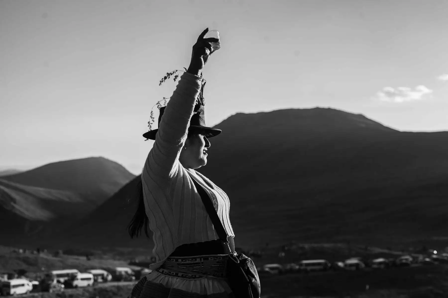 ¡Salud! para que se multiplique el ganado con la gracia del apu y la bendición del Tayta Sahanti. Foto: Kevin Pérez