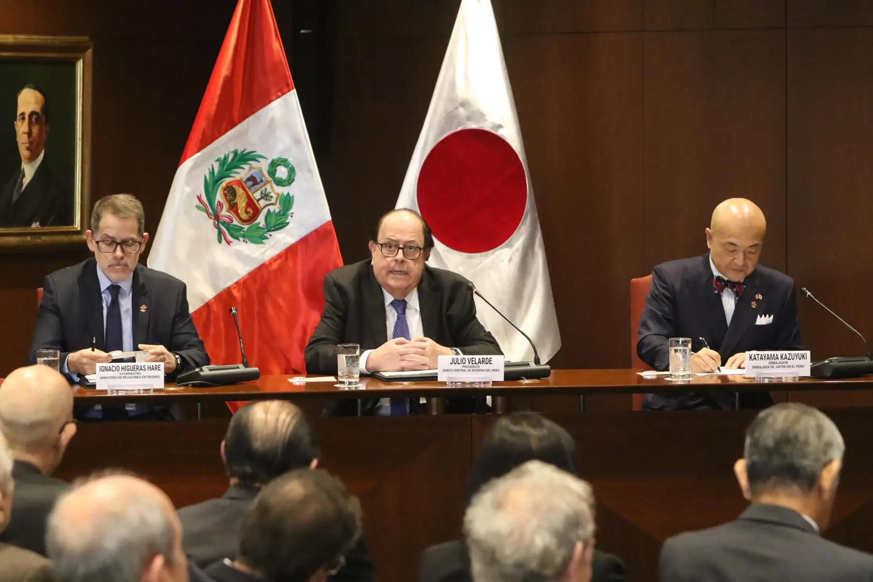 El presidente del Banco Central de Reserva (BCR), Julio Velarde y el embajador del Japón en el Perú, Dr. Kazuyuki Katayama, presentan la moneda alusiva al 150 aniversario de las relaciones diplomáticas entre el Perú y Japón.  Foto: ANDINA/Héctor Vinces