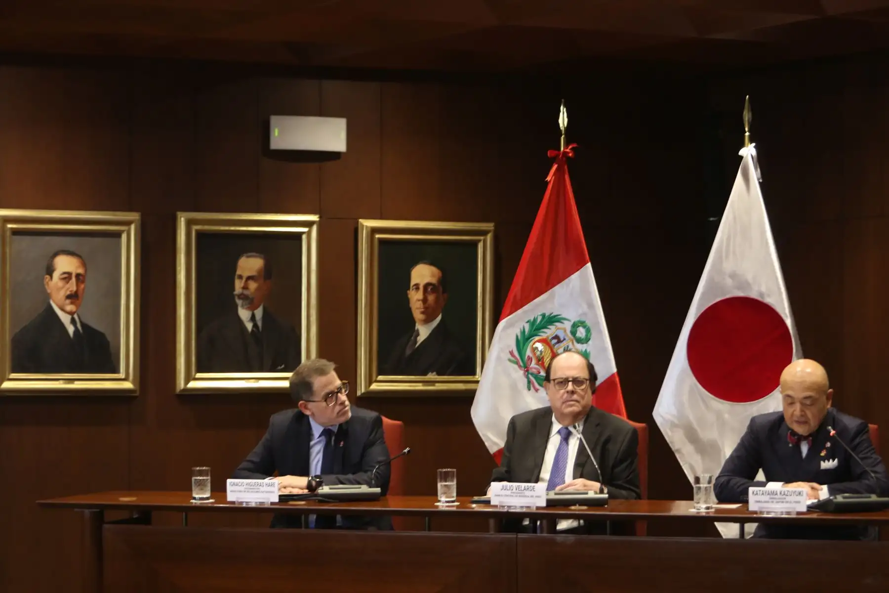 El presidente del Banco Central de Reserva (BCR), Julio Velarde y el embajador del Japón en el Perú, Dr. Kazuyuki Katayama, presentan la moneda alusiva al 150 aniversario de las relaciones diplomáticas entre el Perú y Japón.  Foto: ANDINA/Héctor Vinces