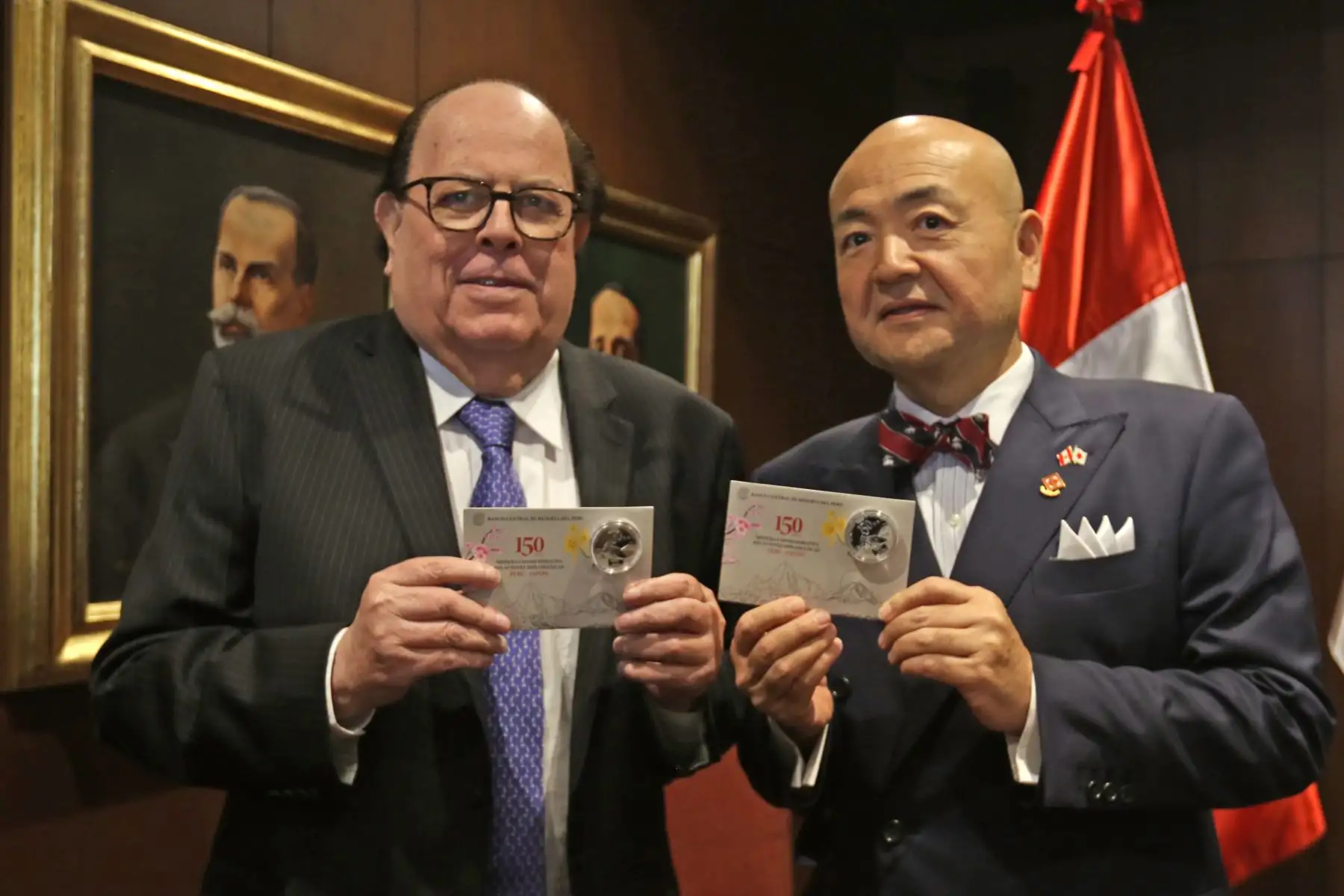 El presidente del Banco Central de Reserva (BCR), Julio Velarde y el embajador del Japón en el Perú, Dr. Kazuyuki Katayama, presentan la moneda alusiva al 150 aniversario de las relaciones diplomáticas entre el Perú y Japón.  Foto: ANDINA/Héctor Vinces