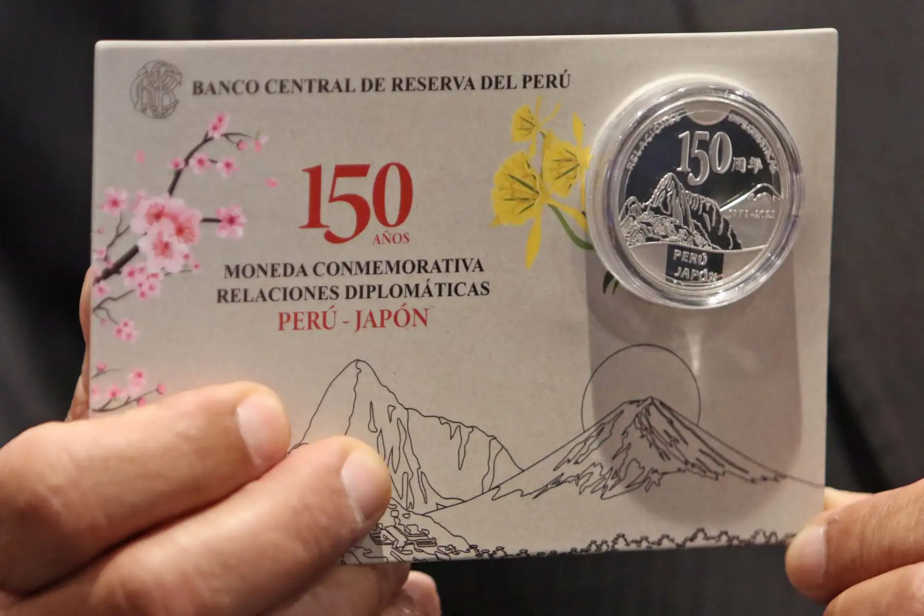 Presentación de la moneda alusiva al 150 aniversario de las relaciones diplomáticas entre el Perú y Japón.  Foto: ANDINA/Héctor Vinces