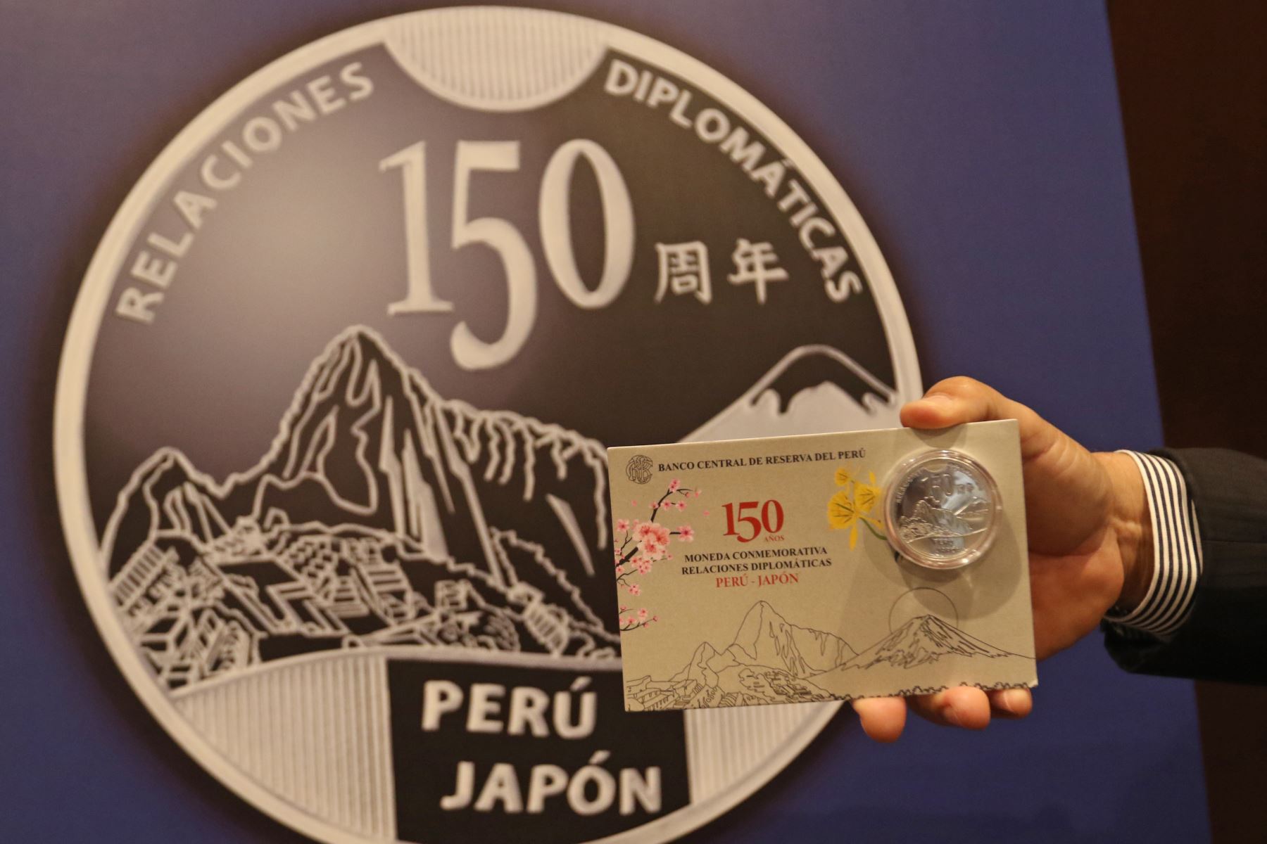 Presentación de la moneda alusiva al 150 aniversario de las relaciones diplomáticas entre el Perú y Japón. Foto: ANDINA/Héctor Vinces