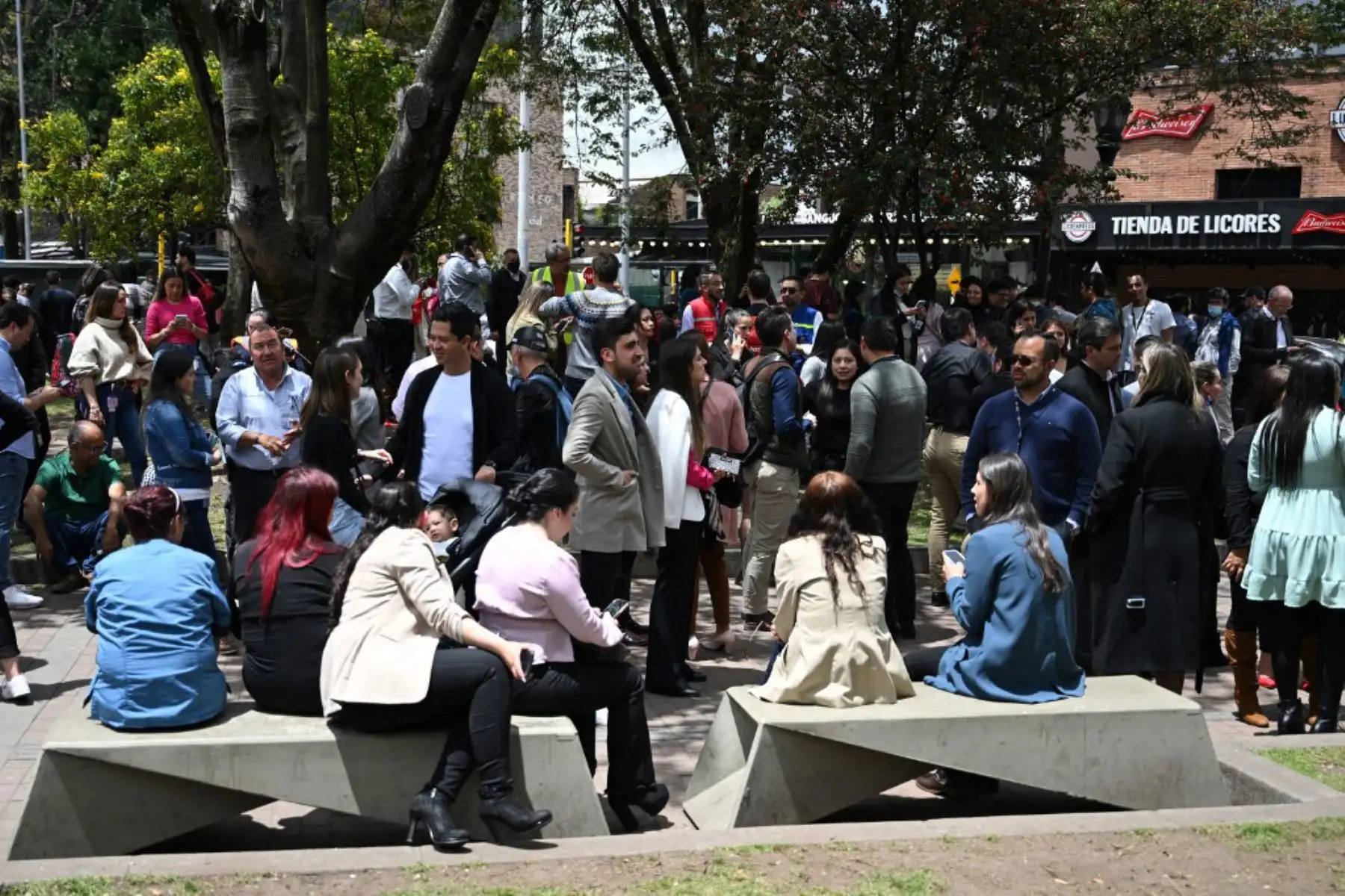 Un fuerte sismo de magnitud 6,1 sacudió este jueves el centro de Colombia y su capital, Bogotá, donde las personas salieron a las calles en pánico aunque todavía no se reportan víctimas ni daños, informó el Servicio Geológico Colombiano. Foto: AFP