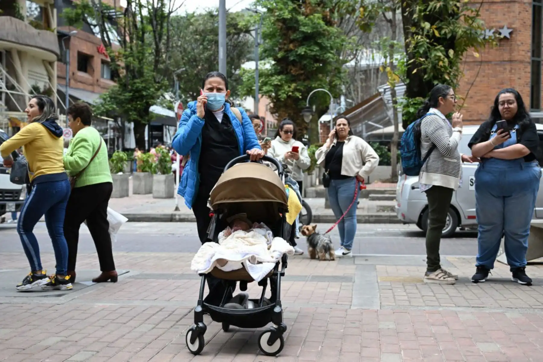 Un fuerte sismo de magnitud 6,1 sacudió este jueves el centro de Colombia y su capital, Bogotá, donde las personas salieron a las calles en pánico aunque todavía no se reportan víctimas ni daños, informó el Servicio Geológico Colombiano. Foto: AFP