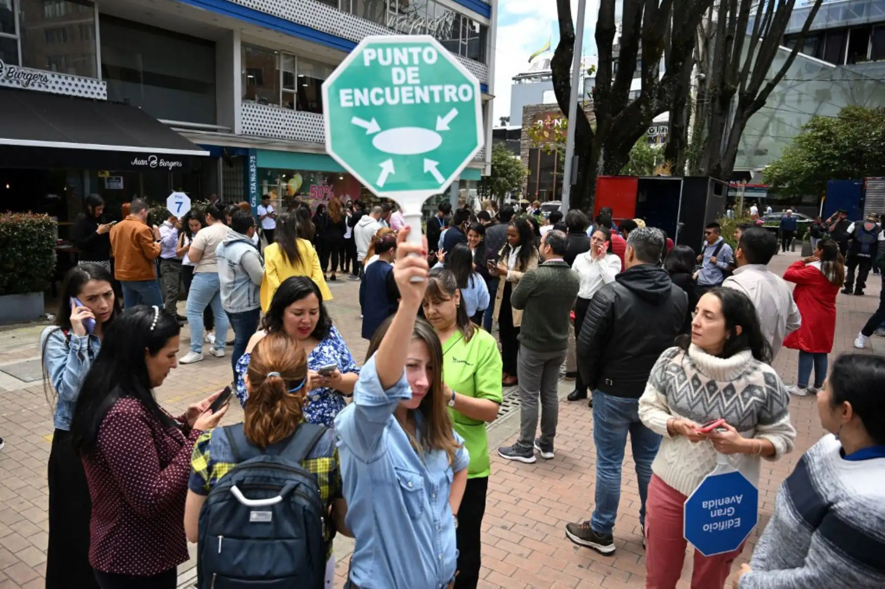 Un fuerte sismo de magnitud 6,1 sacudió este jueves el centro de Colombia y su capital, Bogotá, donde las personas salieron a las calles en pánico aunque todavía no se reportan víctimas ni daños, informó el Servicio Geológico Colombiano. Foto: AFP