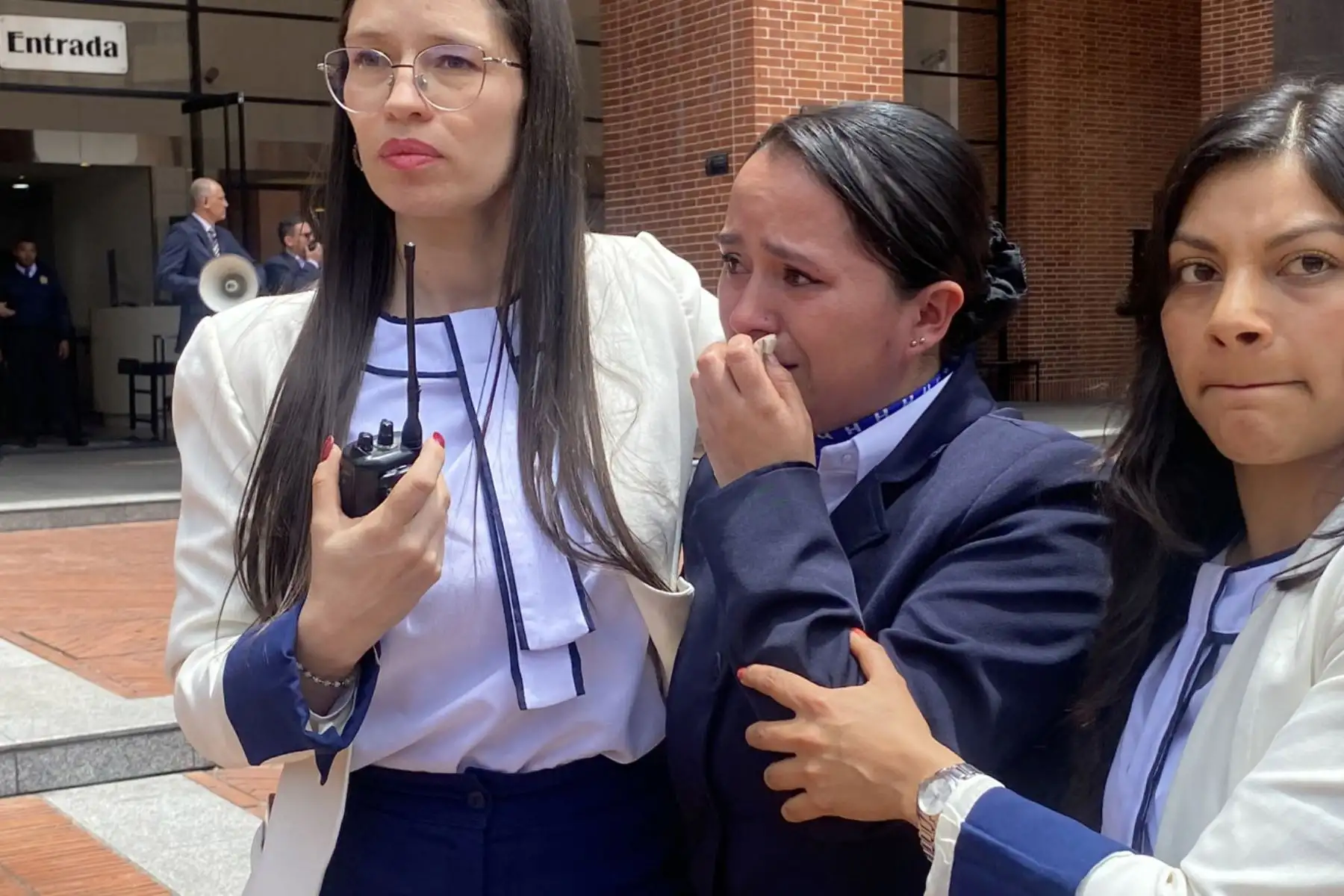 Personas esperan afuera de un edificio luego de ser evacuadas tras un temblor de 6.1 hoy, en Bogotá (Colombia). Un temblor de magnitud 6,1 sacudió al mediodía de este jueves buena parte de Colombia, sin que hasta el momento las autoridades hayan informado de víctimas o daños. Foto: EFE
