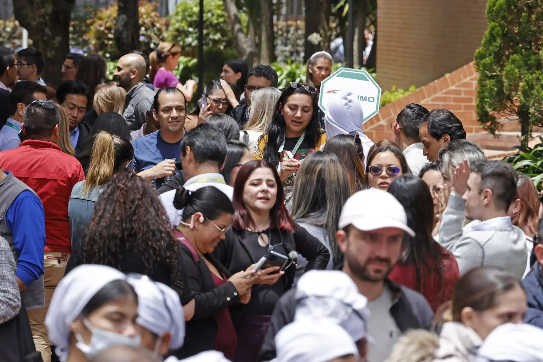 Personas esperan afuera de un edificio luego de ser evacuadas tras un temblor de 6.1 hoy, en Bogotá (Colombia). Un temblor de magnitud 6,1 sacudió al mediodía de este jueves buena parte de Colombia, sin que hasta el momento las autoridades hayan informado de víctimas o daños. Foto: EFE