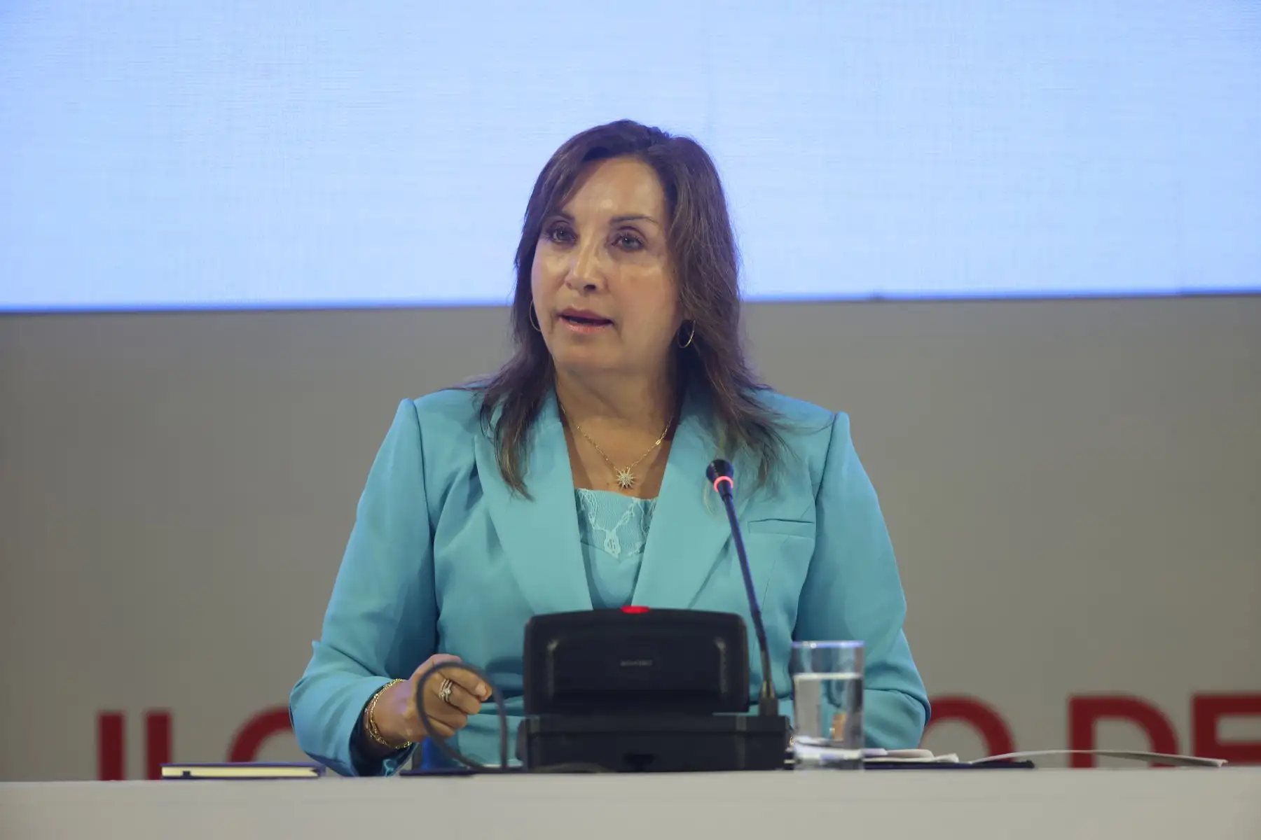 La presidenta participó de la inauguración del II Consejo de Estado Regional, junto al jefe del Gabinete Ministerial, Alberto  Otárola, y ministros de Estado; el titular de la Asamblea Nacional de Gobiernos Regionales, Rohel Sánchez, y gobernadores. La reunión, se lleva a cabo en el Centro de Convenciones de Lima, comprende reuniones entre gobernadores y ministros para la implementación de acciones conjuntas para el desarrollo y agendas descentralizadas. 
Foto: ANDINA/Presidencia Perú