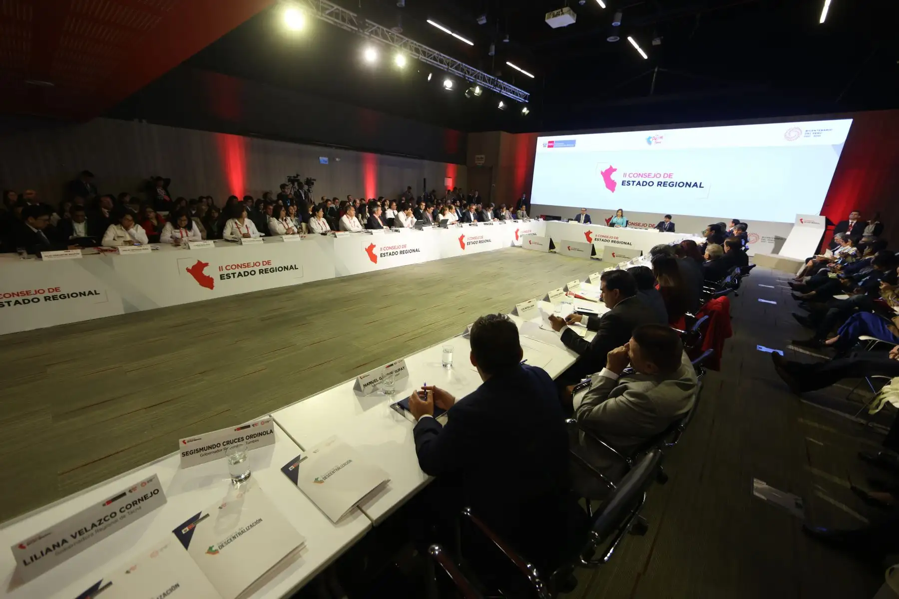 La presidenta participó de la inauguración del II Consejo de Estado Regional, junto al jefe del Gabinete Ministerial, Alberto  Otárola, y ministros de Estado; el titular de la Asamblea Nacional de Gobiernos Regionales, Rohel Sánchez, y gobernadores. La reunión, se lleva a cabo en el Centro de Convenciones de Lima, comprende reuniones entre gobernadores y ministros para la implementación de acciones conjuntas para el desarrollo y agendas descentralizadas. 
Foto: ANDINA/Presidencia Perú