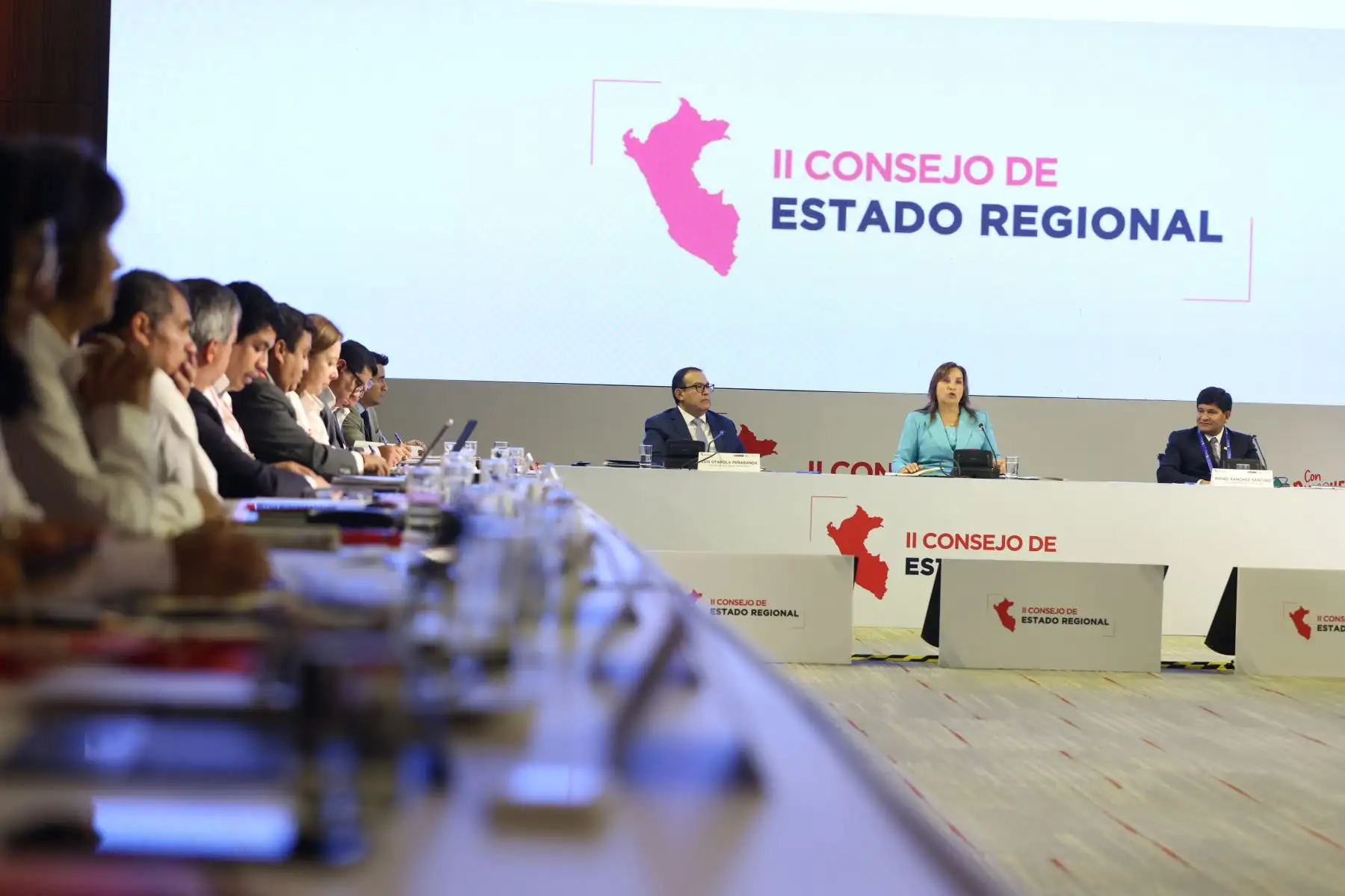 La presidenta participó de la inauguración del II Consejo de Estado Regional, junto al jefe del Gabinete Ministerial, Alberto  Otárola, y ministros de Estado; el titular de la Asamblea Nacional de Gobiernos Regionales, Rohel Sánchez, y gobernadores. La reunión, se lleva a cabo en el Centro de Convenciones de Lima, comprende reuniones entre gobernadores y ministros para la implementación de acciones conjuntas para el desarrollo y agendas descentralizadas. 
Foto: ANDINA/Presidencia Perú