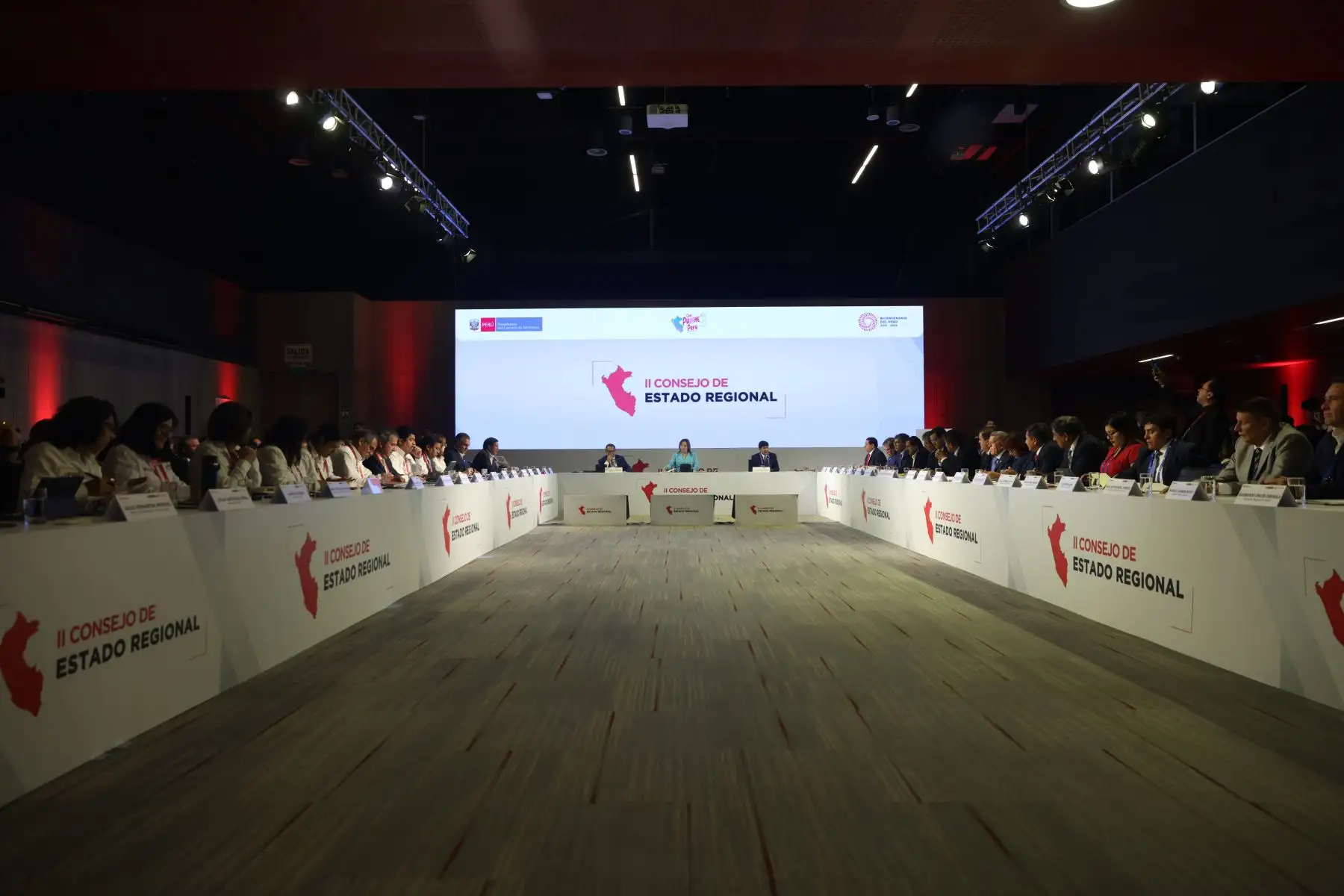 La presidenta participó de la inauguración del II Consejo de Estado Regional, junto al jefe del Gabinete Ministerial, Alberto  Otárola, y ministros de Estado; el titular de la Asamblea Nacional de Gobiernos Regionales, Rohel Sánchez, y gobernadores. La reunión, se lleva a cabo en el Centro de Convenciones de Lima, comprende reuniones entre gobernadores y ministros para la implementación de acciones conjuntas para el desarrollo y agendas descentralizadas. 
Foto: ANDINA/Presidencia Perú